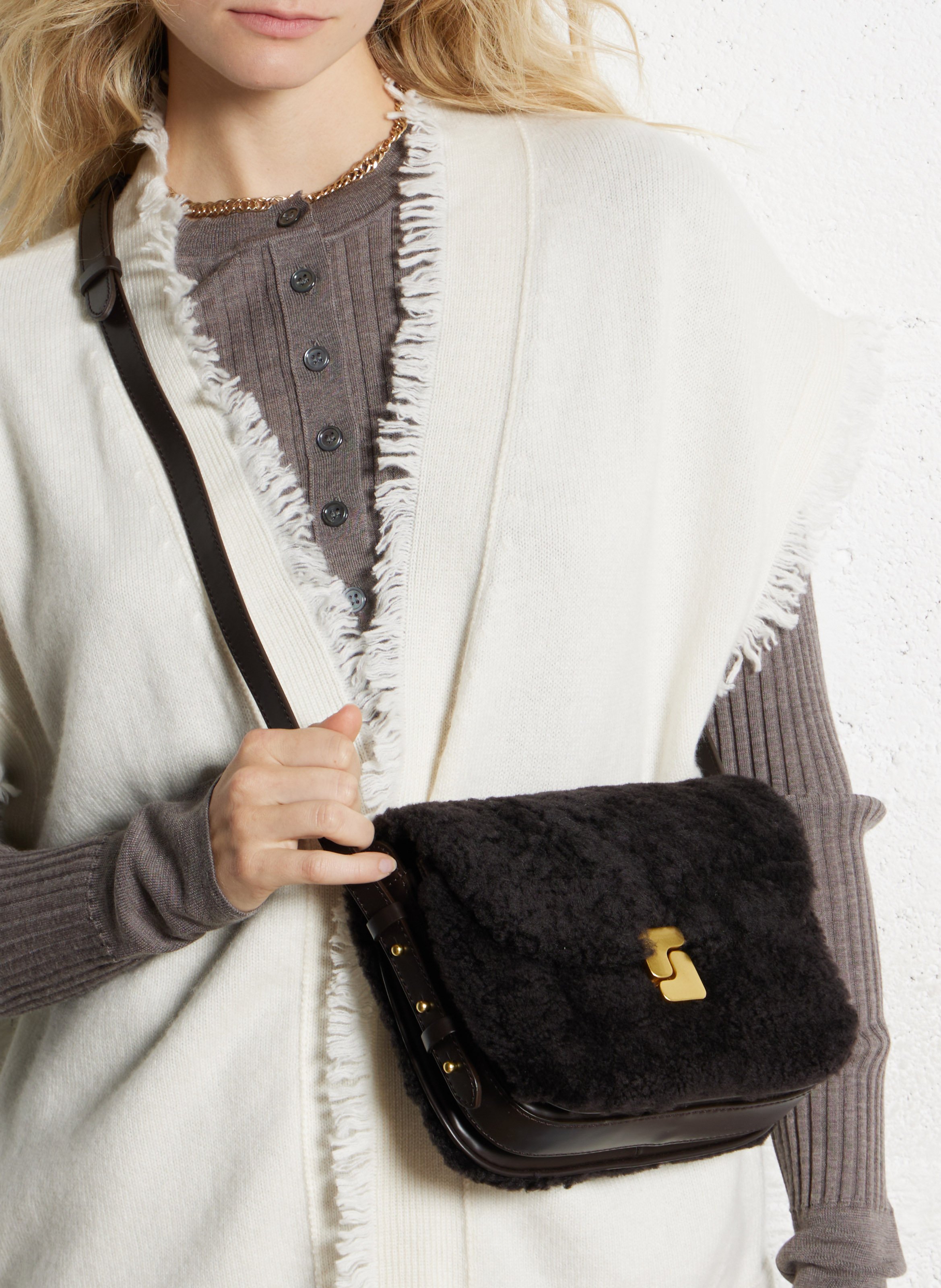 Zweifarbige Tasche aus Lackleder und Shearling SOEUR Braun