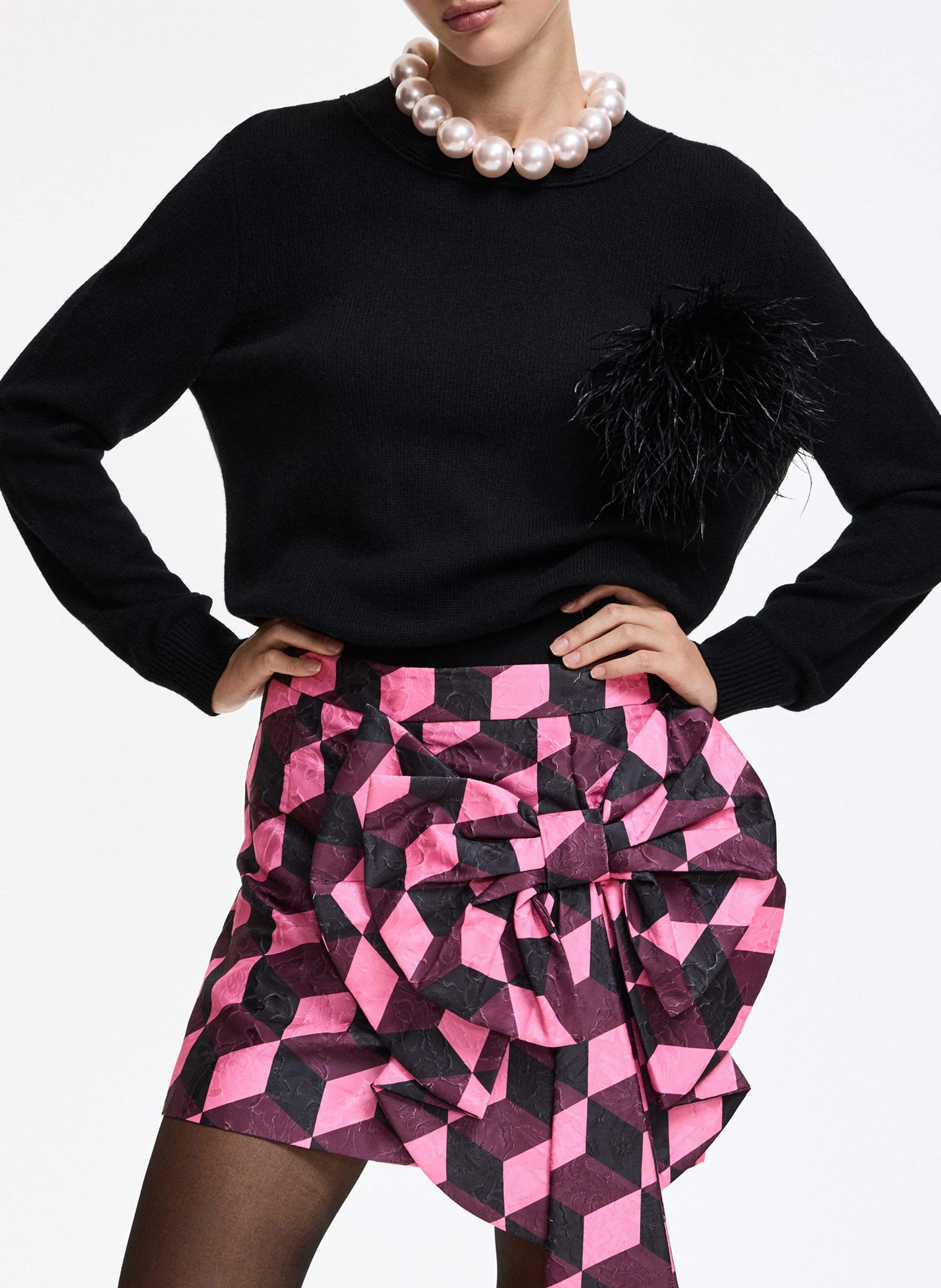 Brosche mit gemischten Federn | Schwarz ESSENTIEL ANTWERP Damen