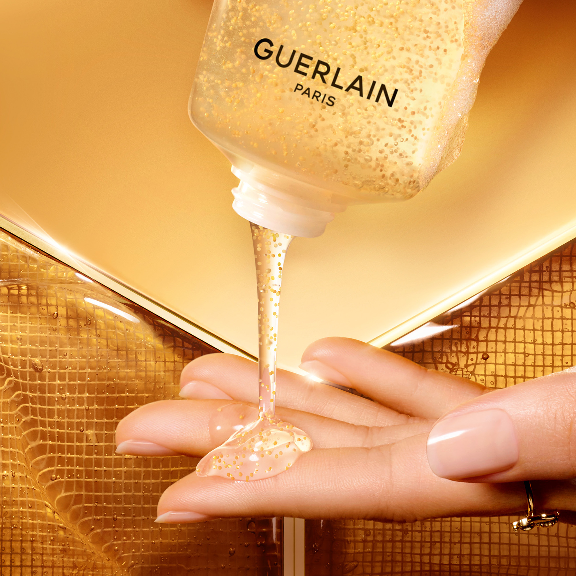 ROYAL BEE CLEANSING FOAM TREATMENT GUERLAIN No color
