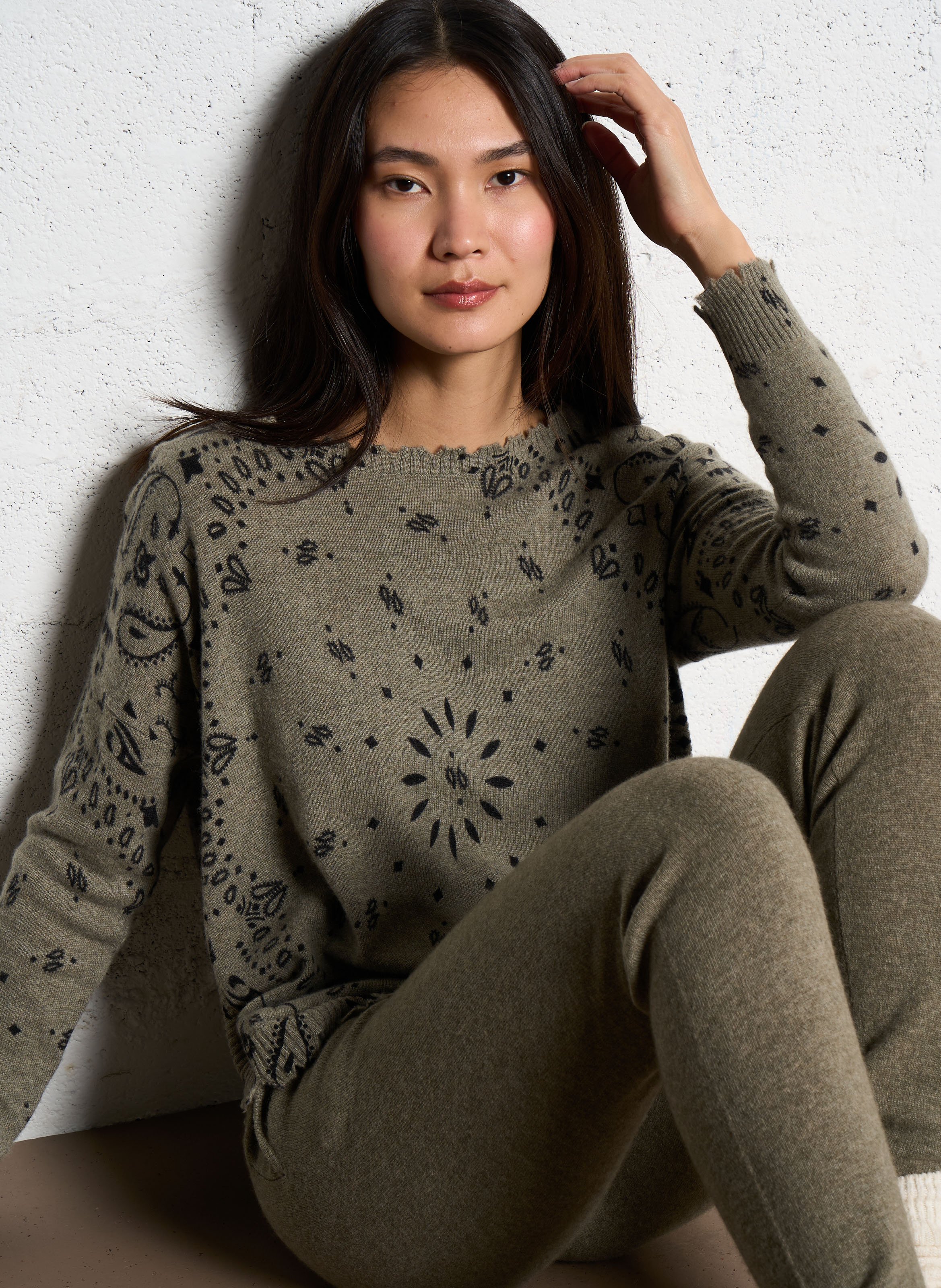 Pull droit col bateau motif bandana en cachemire KUJTEN Kaki