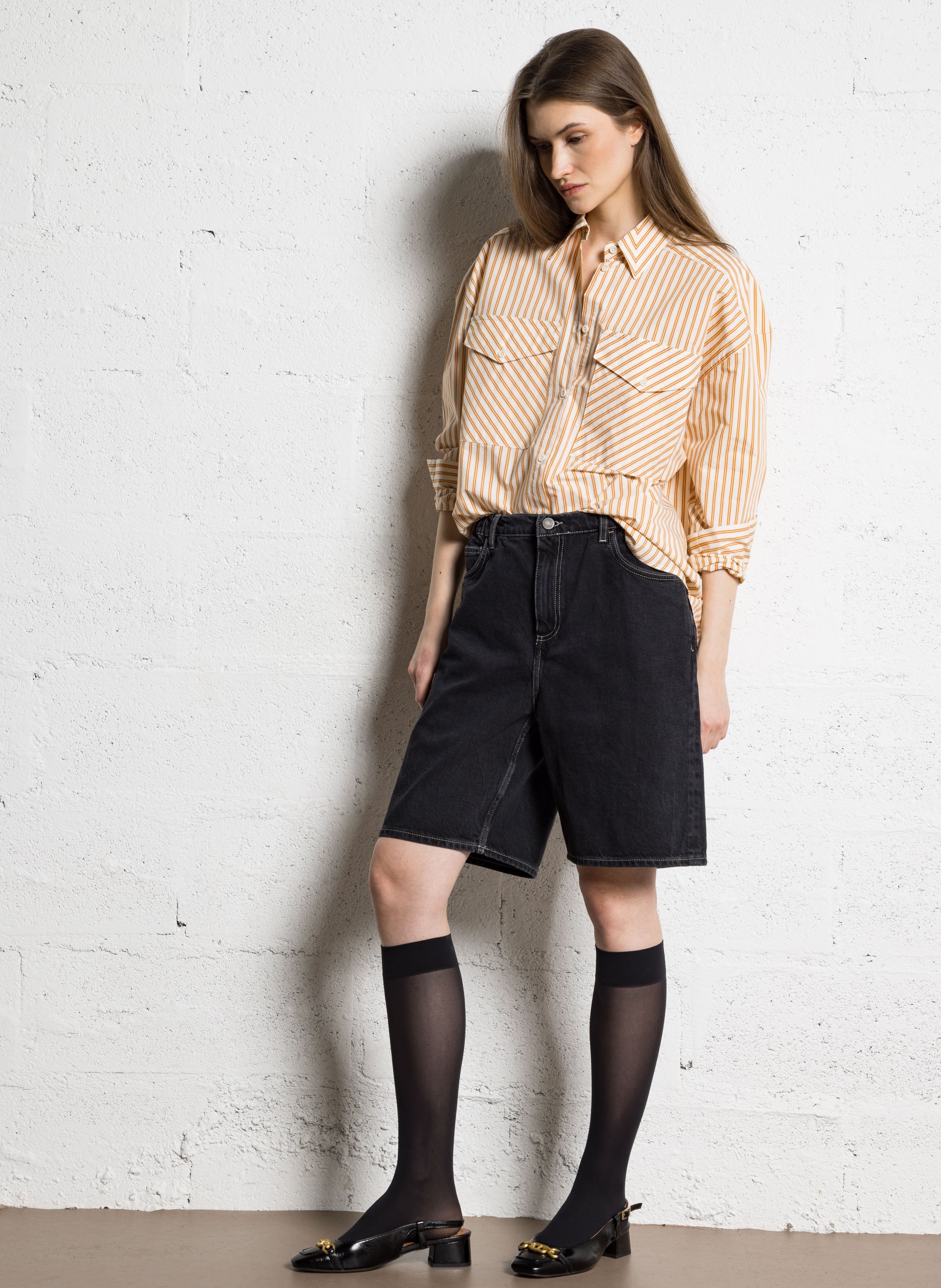 Ruimvallende, gestreepte, katoenen blouse met klassieke kraag BELLEPIECE Bruin