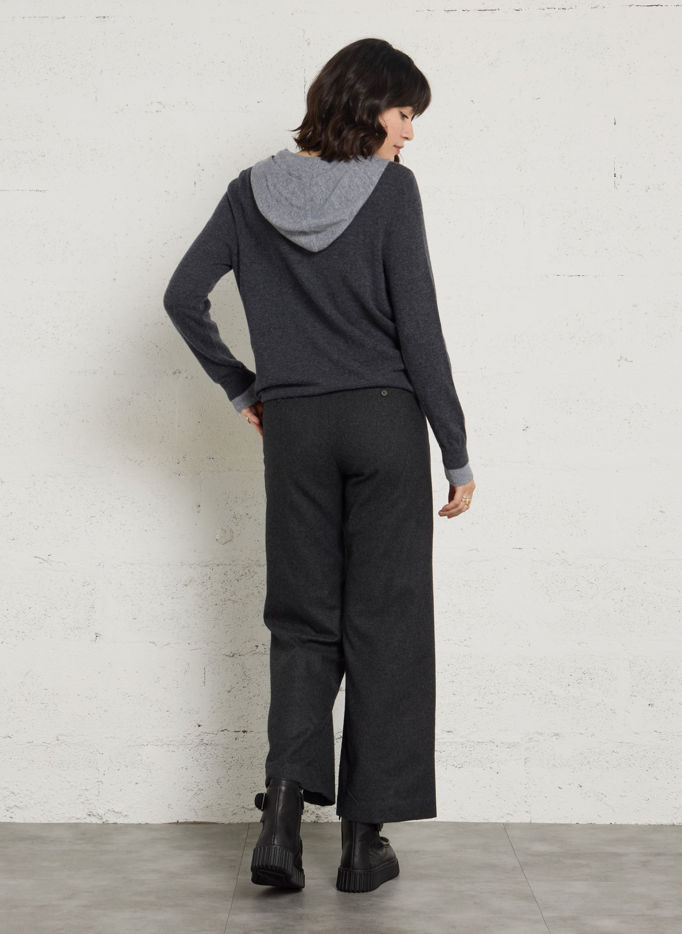 Gerade geschnittene Strickjacke aus Wolle mit überlappendem V-Ausschnitt und Kapuze BERENICE Grau
