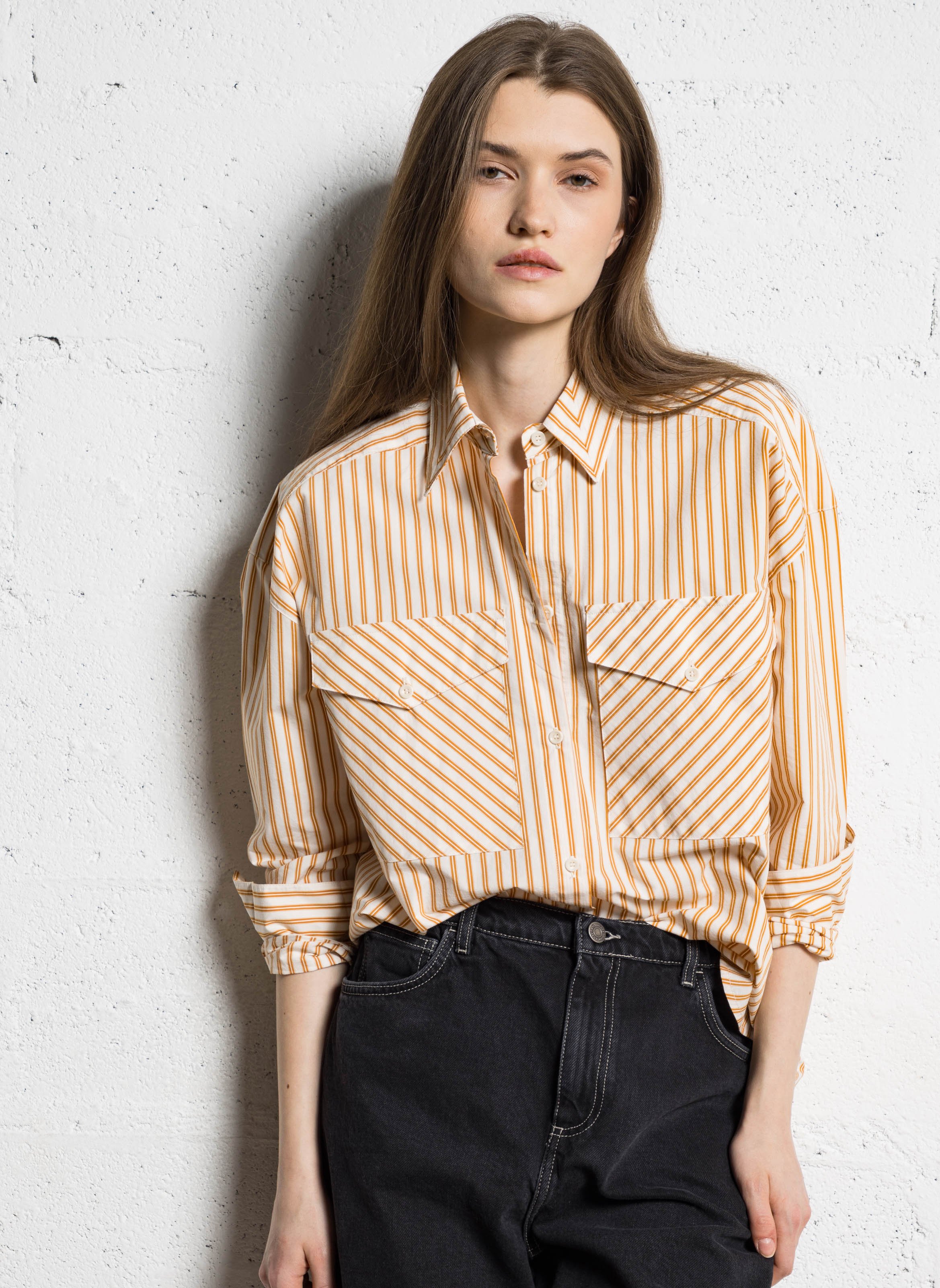 Ruimvallende, gestreepte, katoenen blouse met klassieke kraag BELLEPIECE Bruin