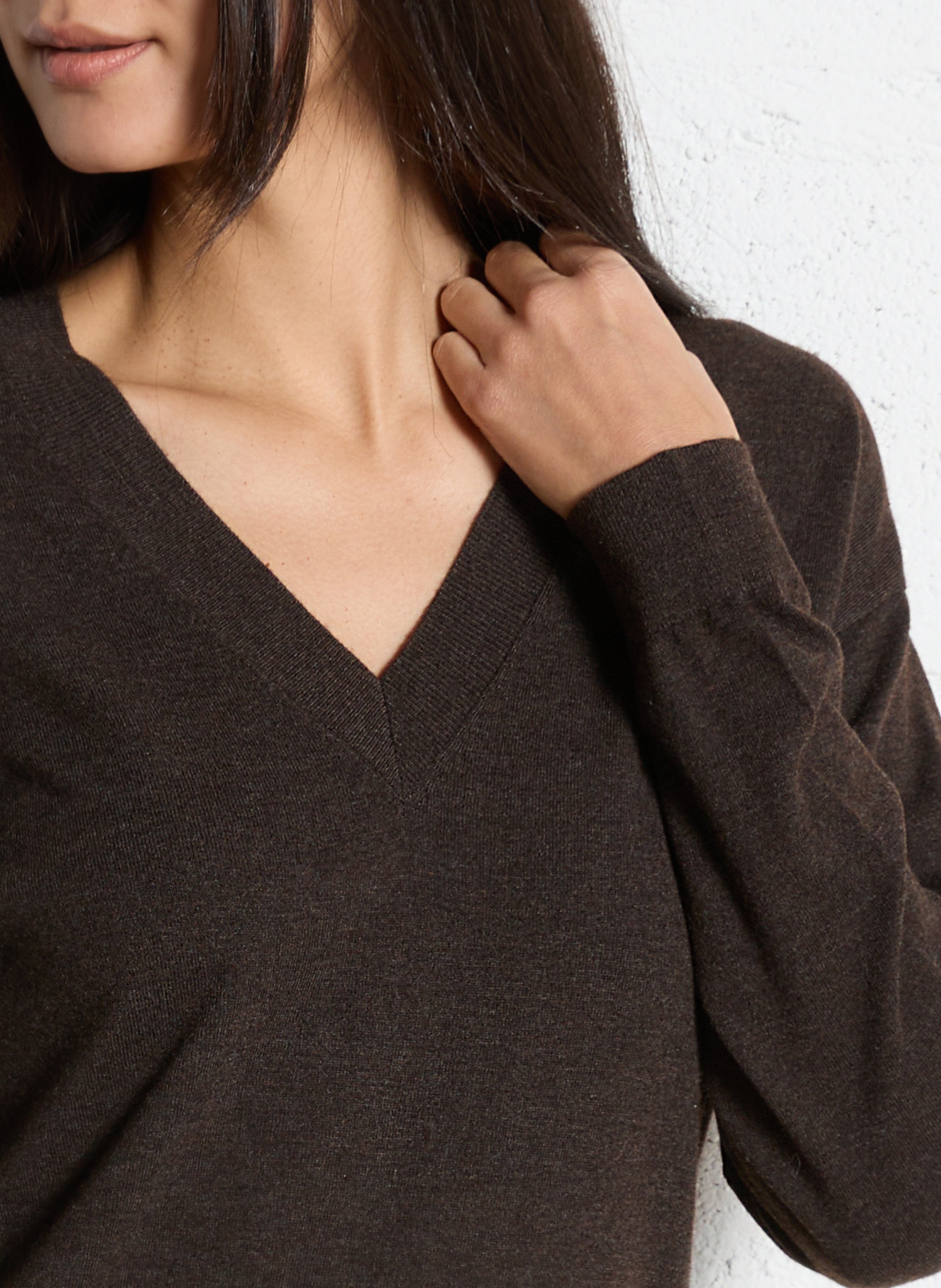 Gerade geschnittener Strick-Mix-Pullover mit V-Ausschnitt MAISON 123 Braun