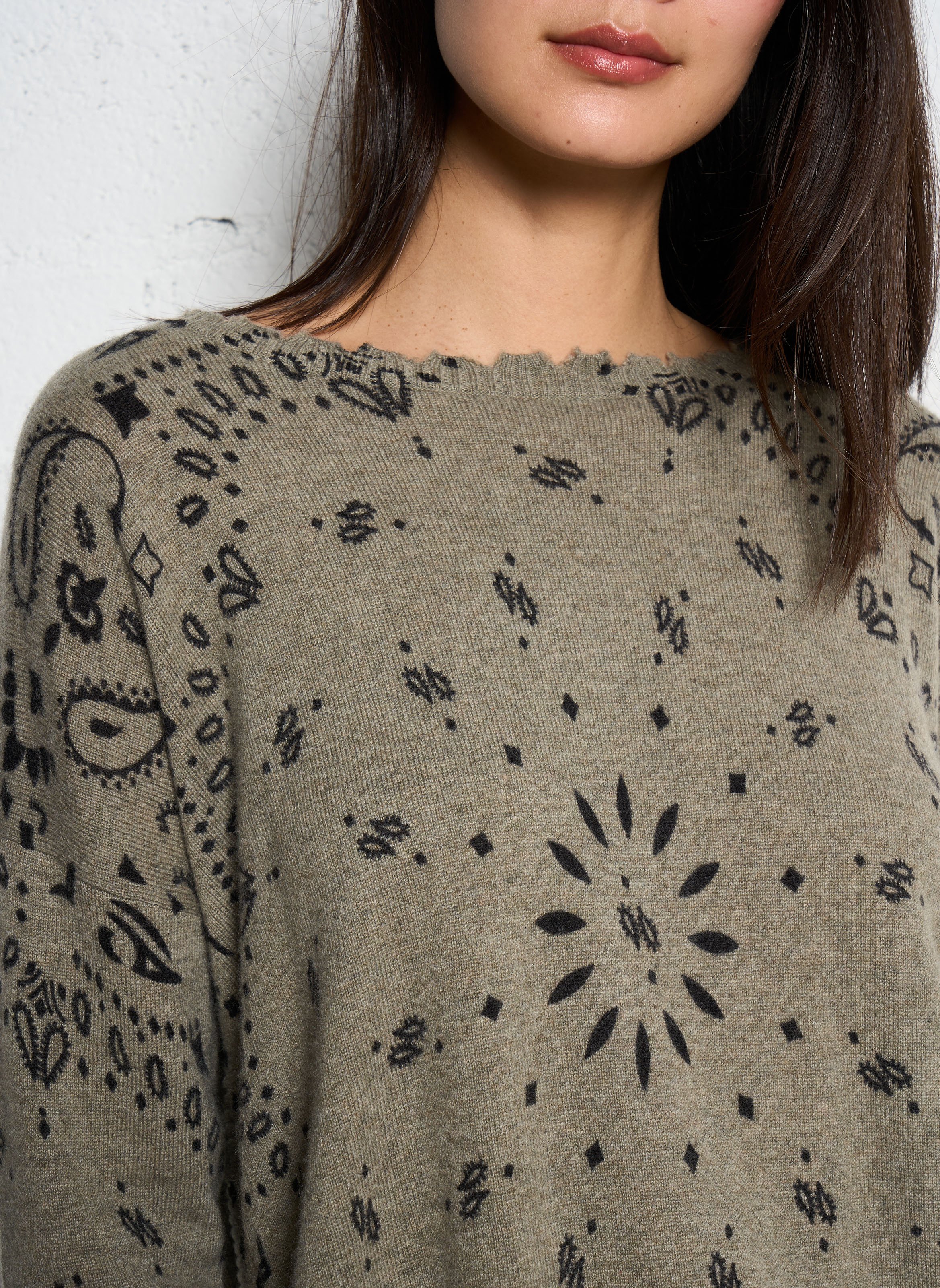 Pull droit col bateau motif bandana en cachemire KUJTEN Kaki