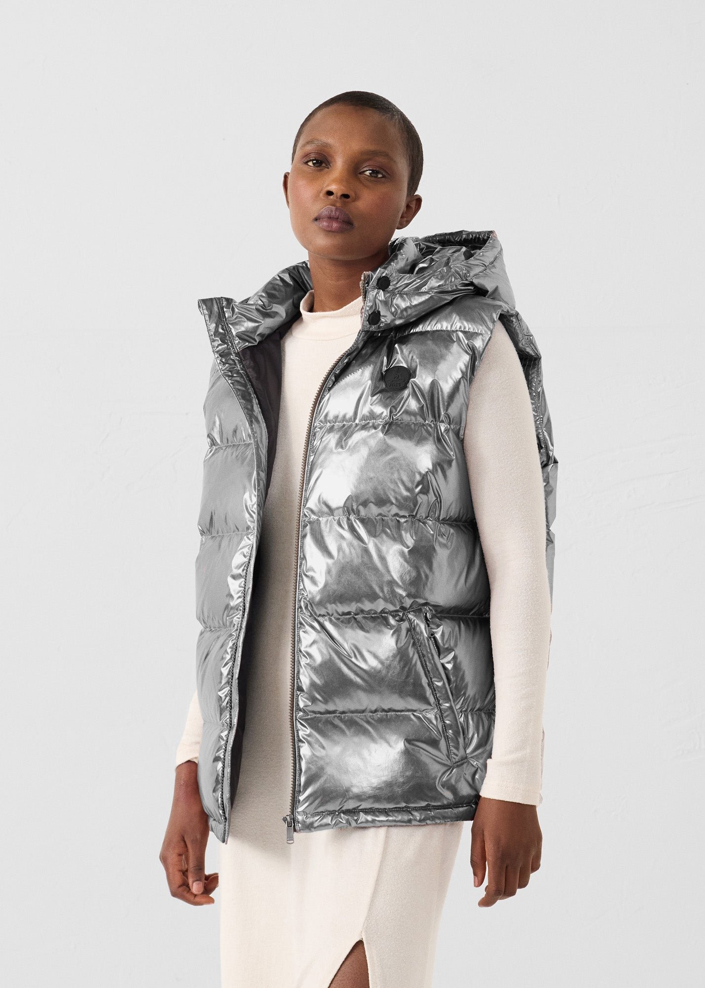 Sleeveless puffer jacket with metallic clasp for extreme cold. JOTT Grey