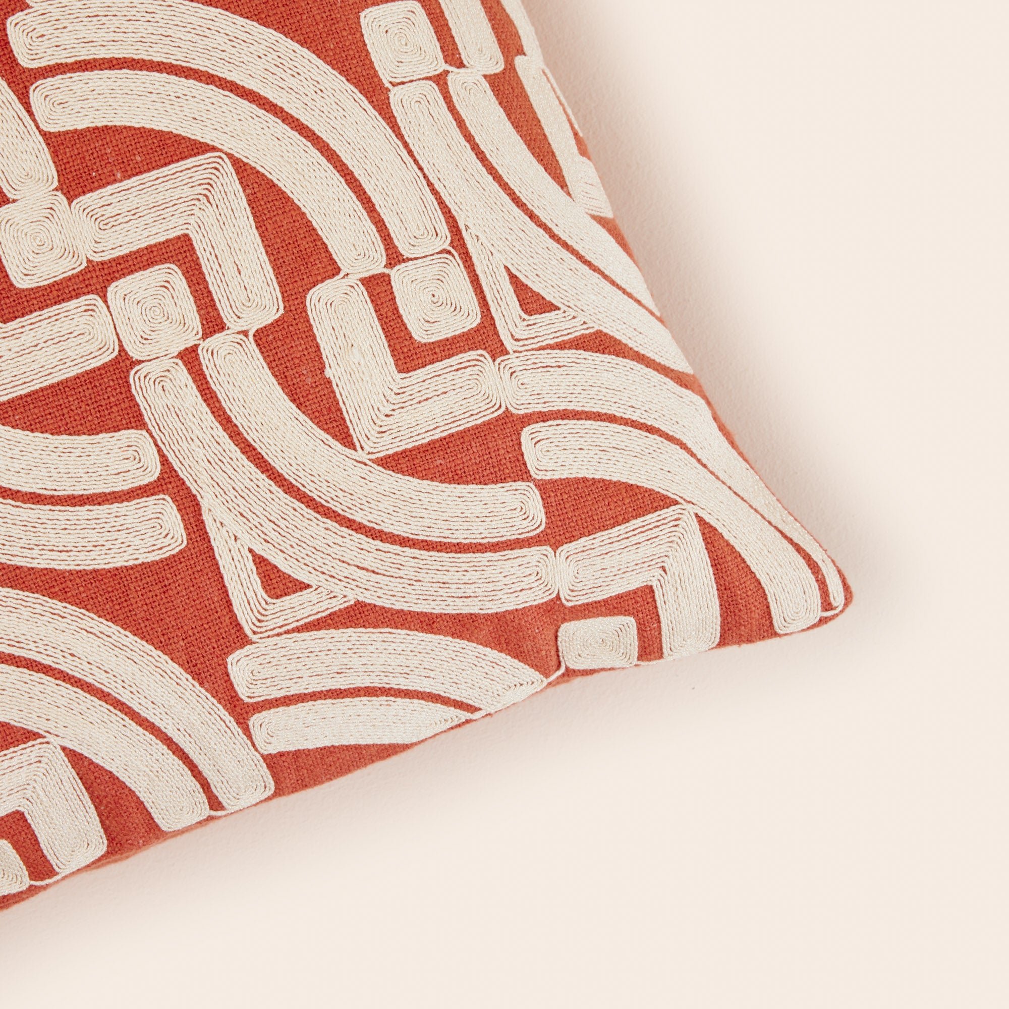 Madura - housse de coussin iakobo  en coton rebrodé d'un motif graphique orange 40x40 cm MADURA Orange