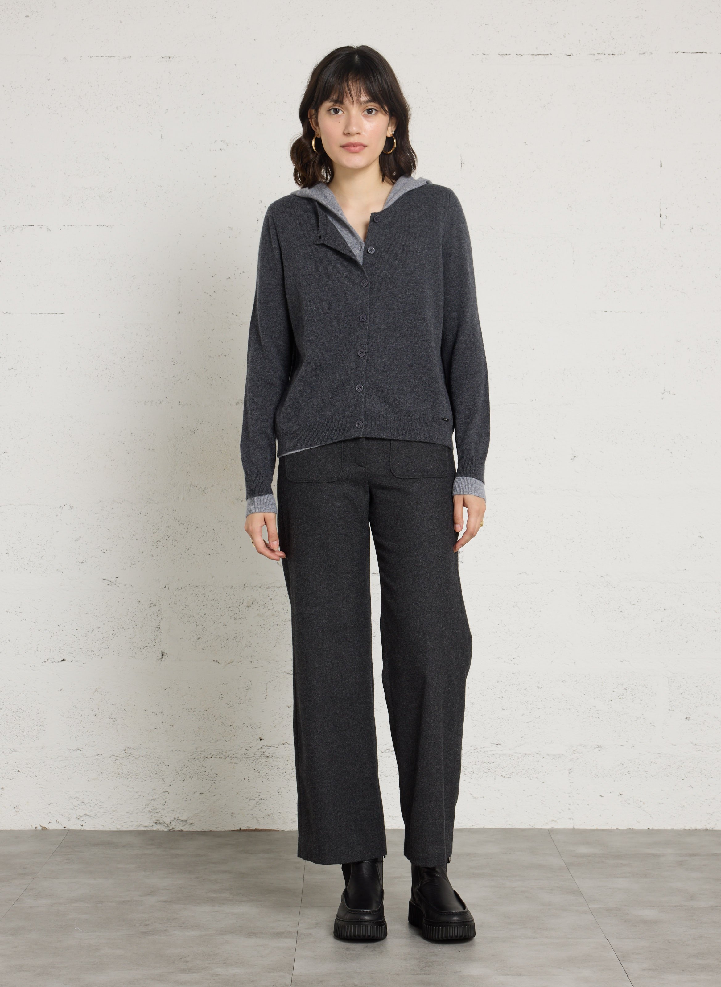 Gerade geschnittene Strickjacke aus Wolle mit überlappendem V-Ausschnitt und Kapuze BERENICE Grau