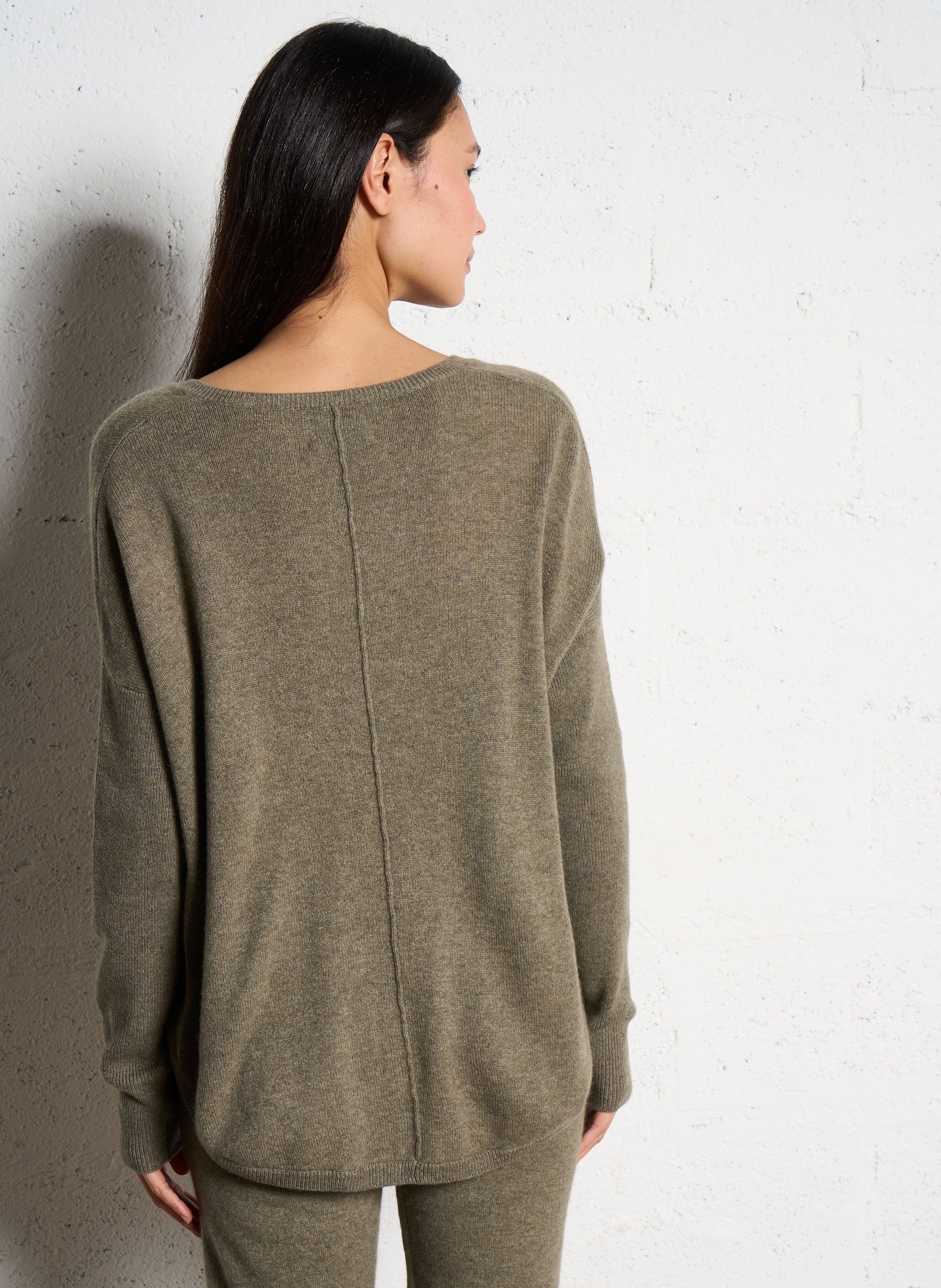 Oversized trui van kasjmier met V-hals KUJTEN Kaki