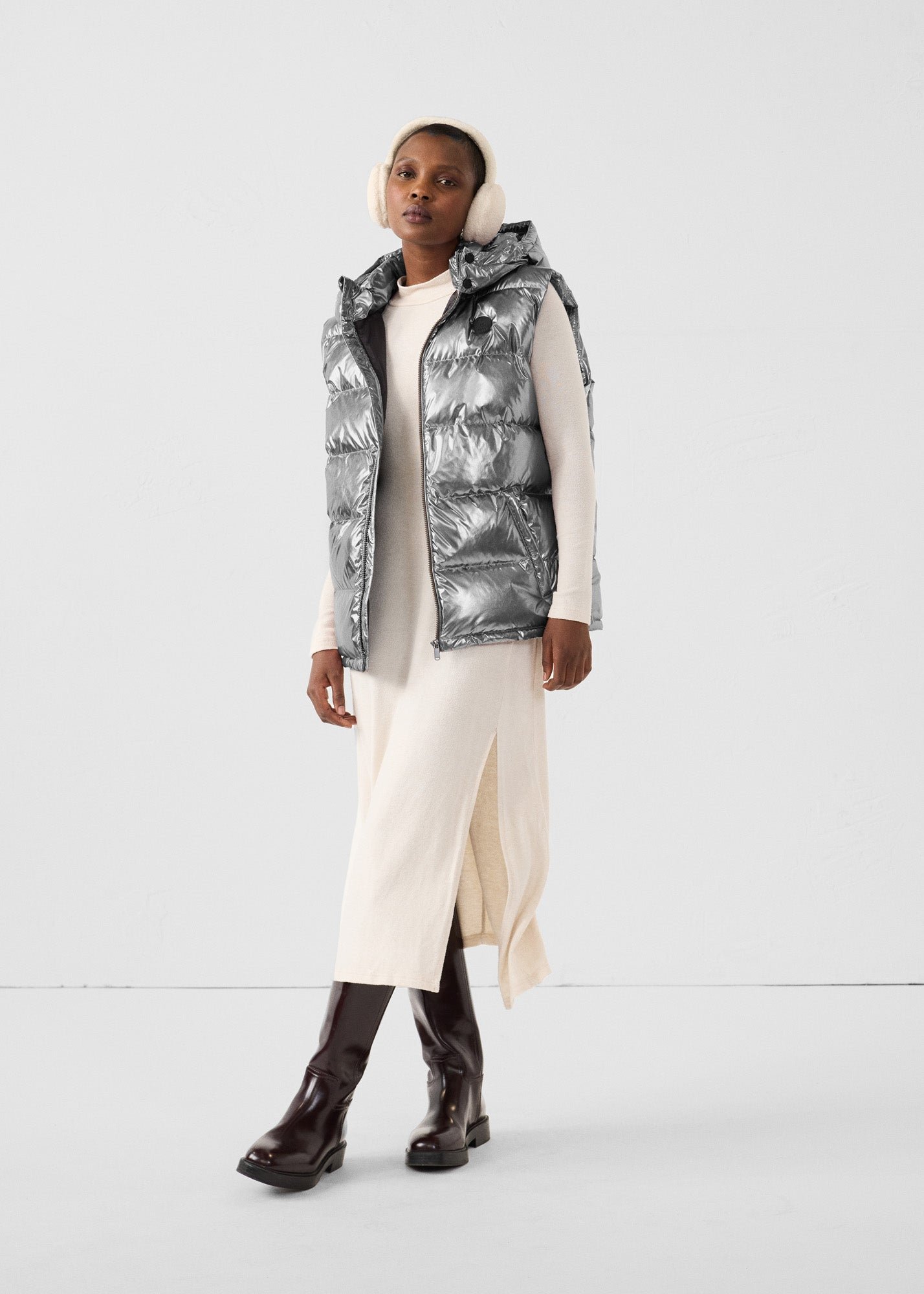 Sleeveless puffer jacket with metallic clasp for extreme cold. JOTT Grey