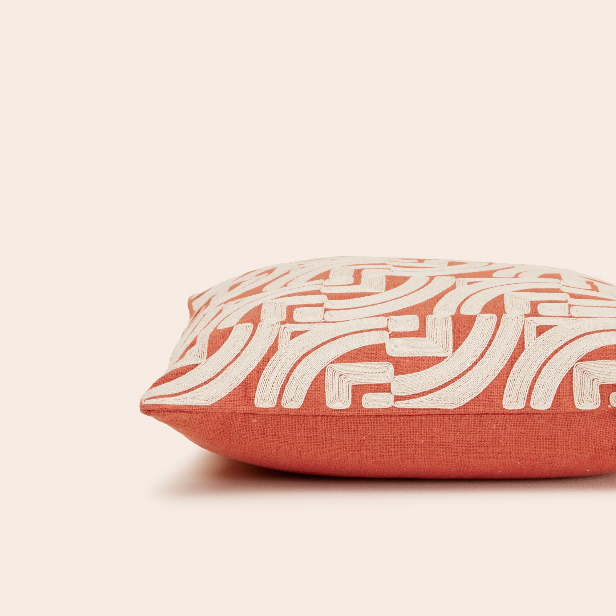 Madura - housse de coussin iakobo  en coton rebrodé d'un motif graphique orange 40x40 cm MADURA Orange