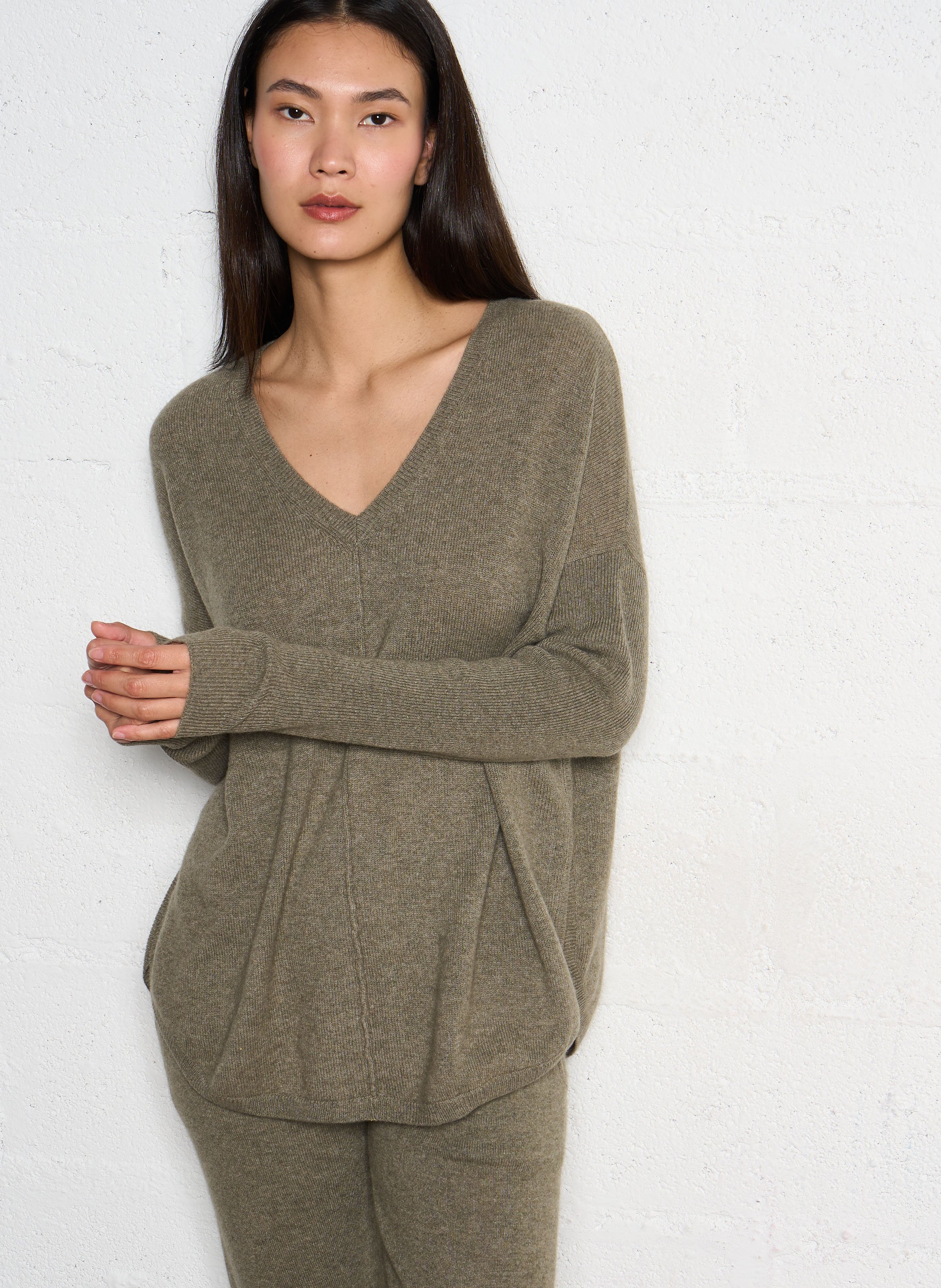 Oversized trui van kasjmier met V-hals KUJTEN Kaki