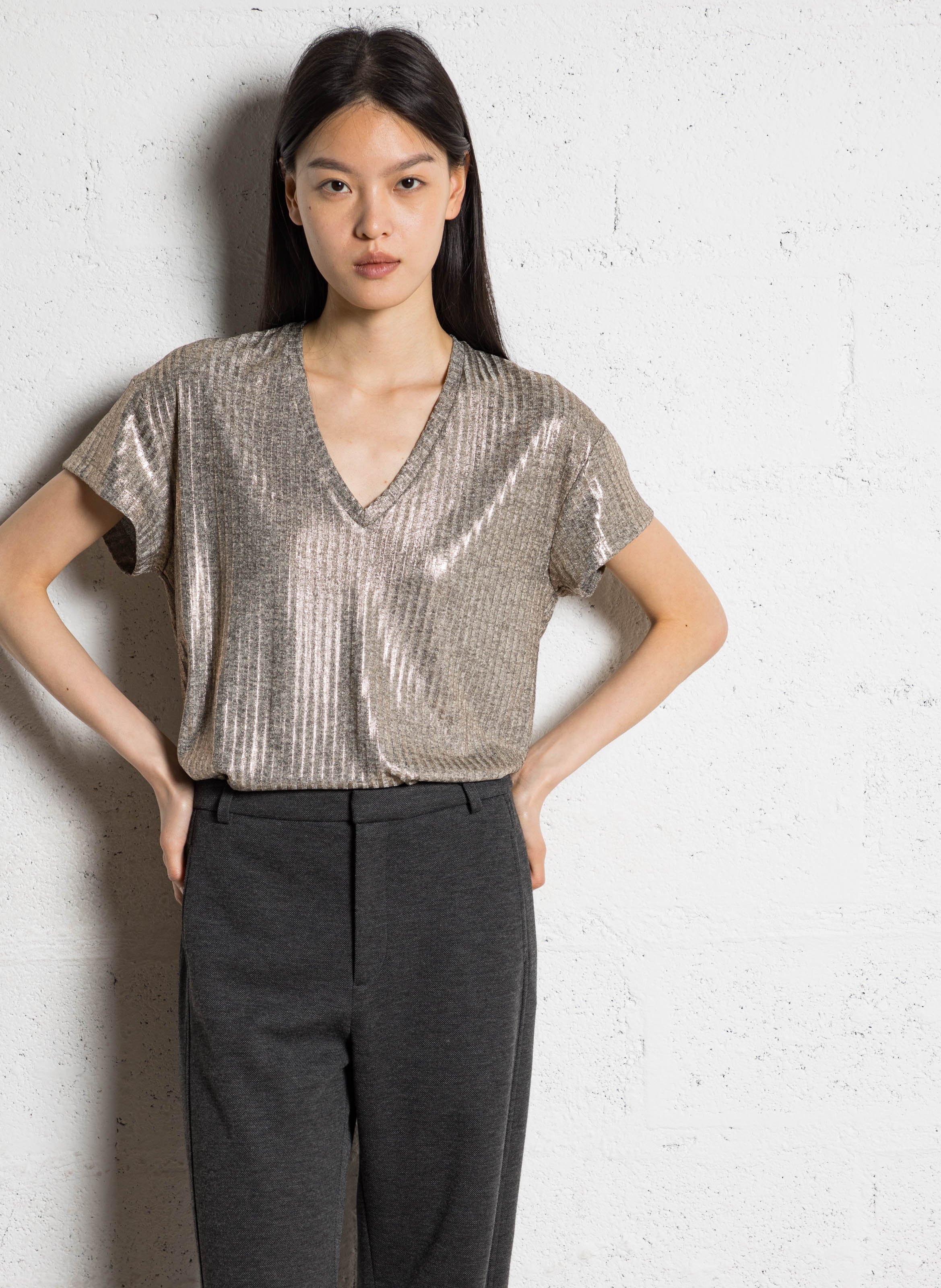 Maglietta con scollo a V effetto costina metallizzata I CODE Dorato