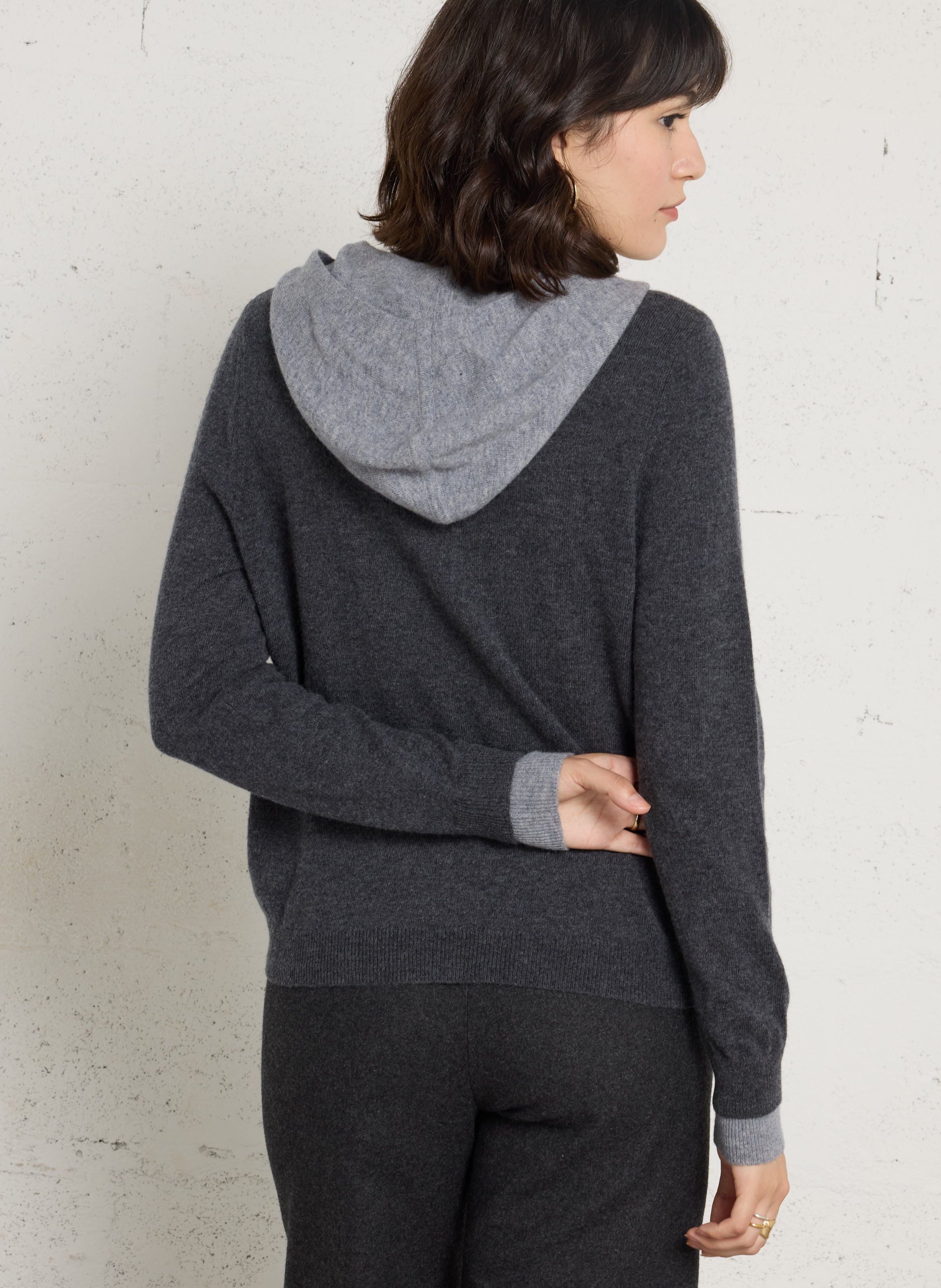 Gerade geschnittene Strickjacke aus Wolle mit überlappendem V-Ausschnitt und Kapuze BERENICE Grau