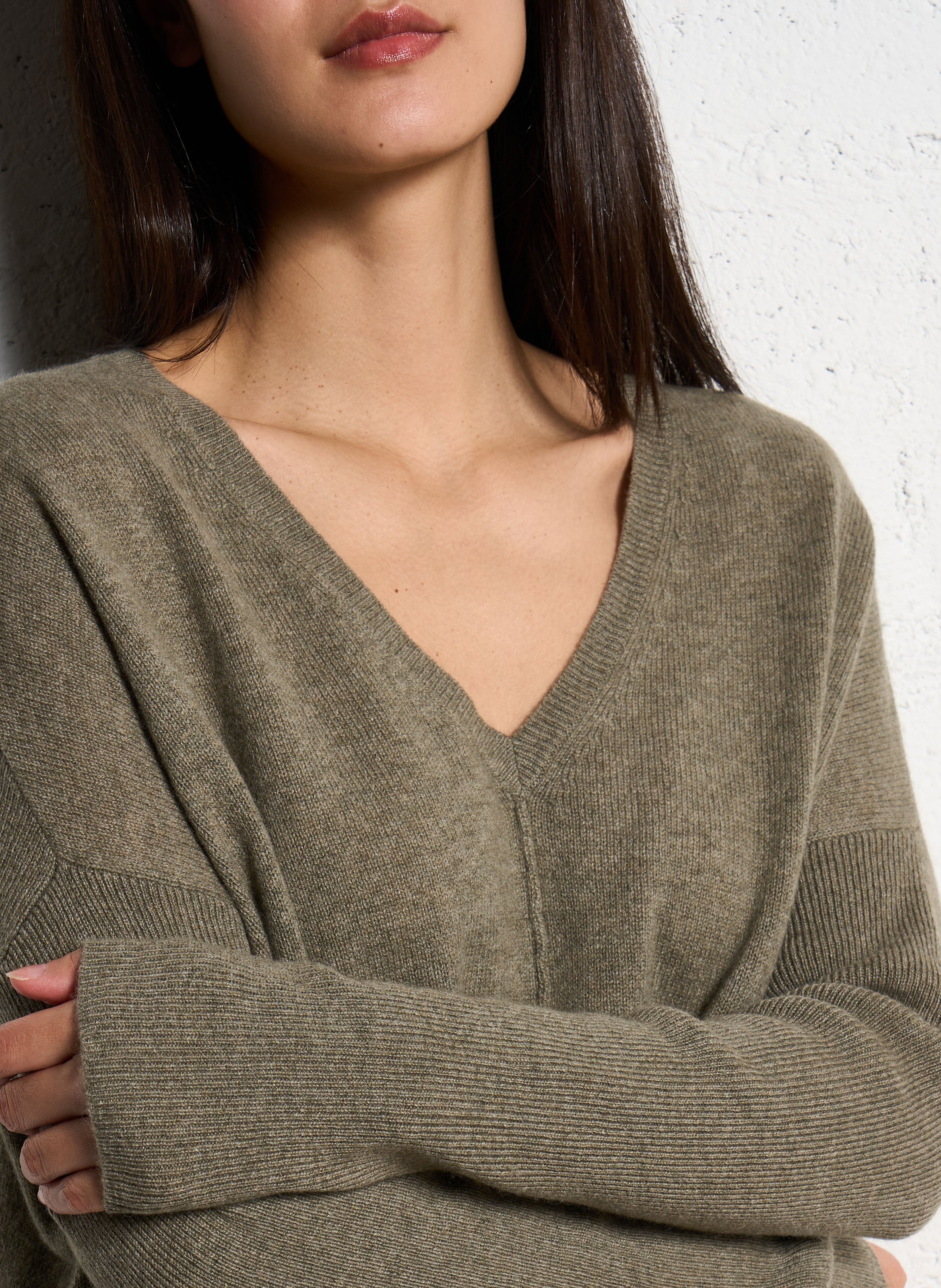 Oversized trui van kasjmier met V-hals KUJTEN Kaki