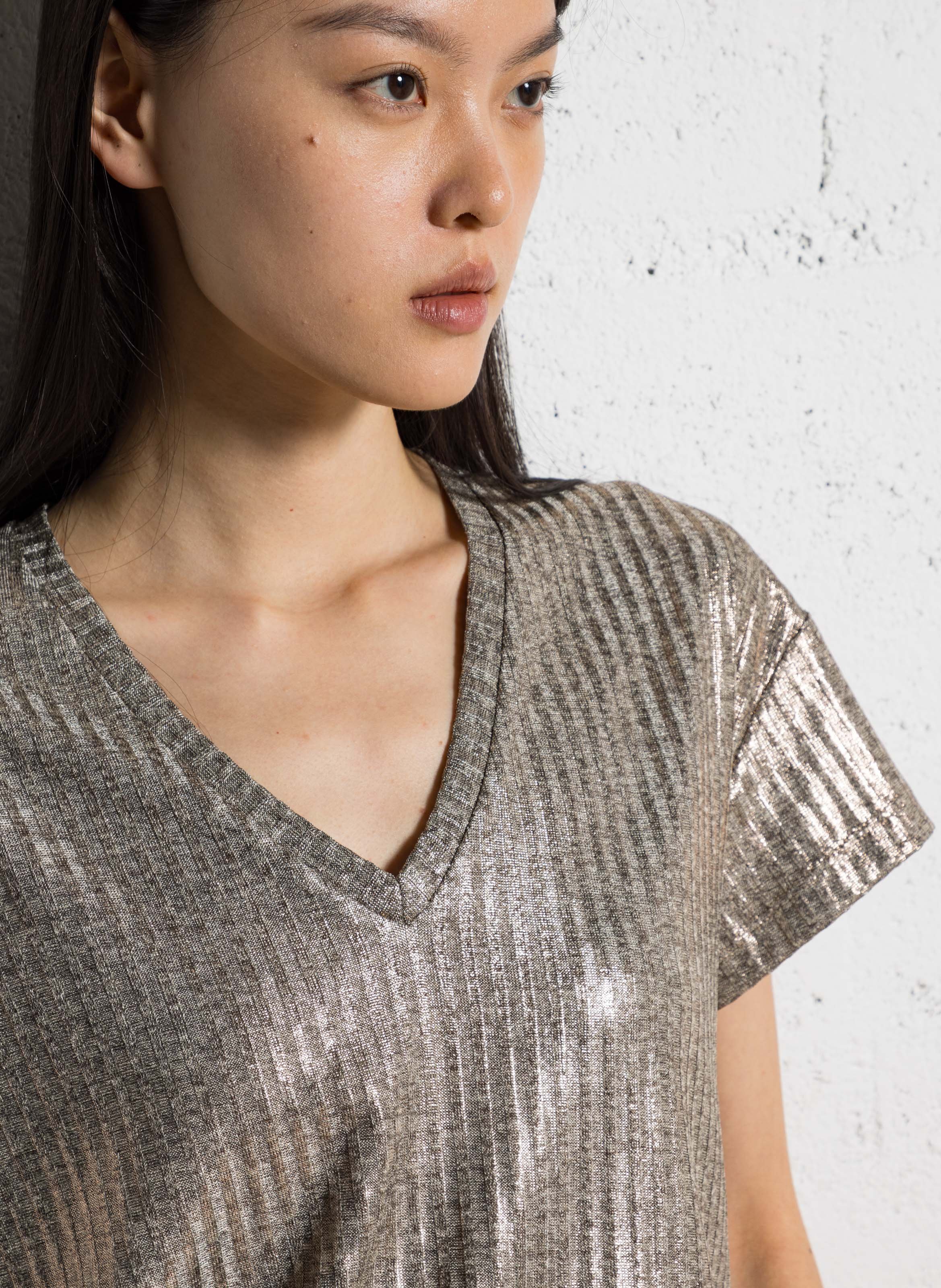 Maglietta con scollo a V effetto costina metallizzata I CODE Dorato