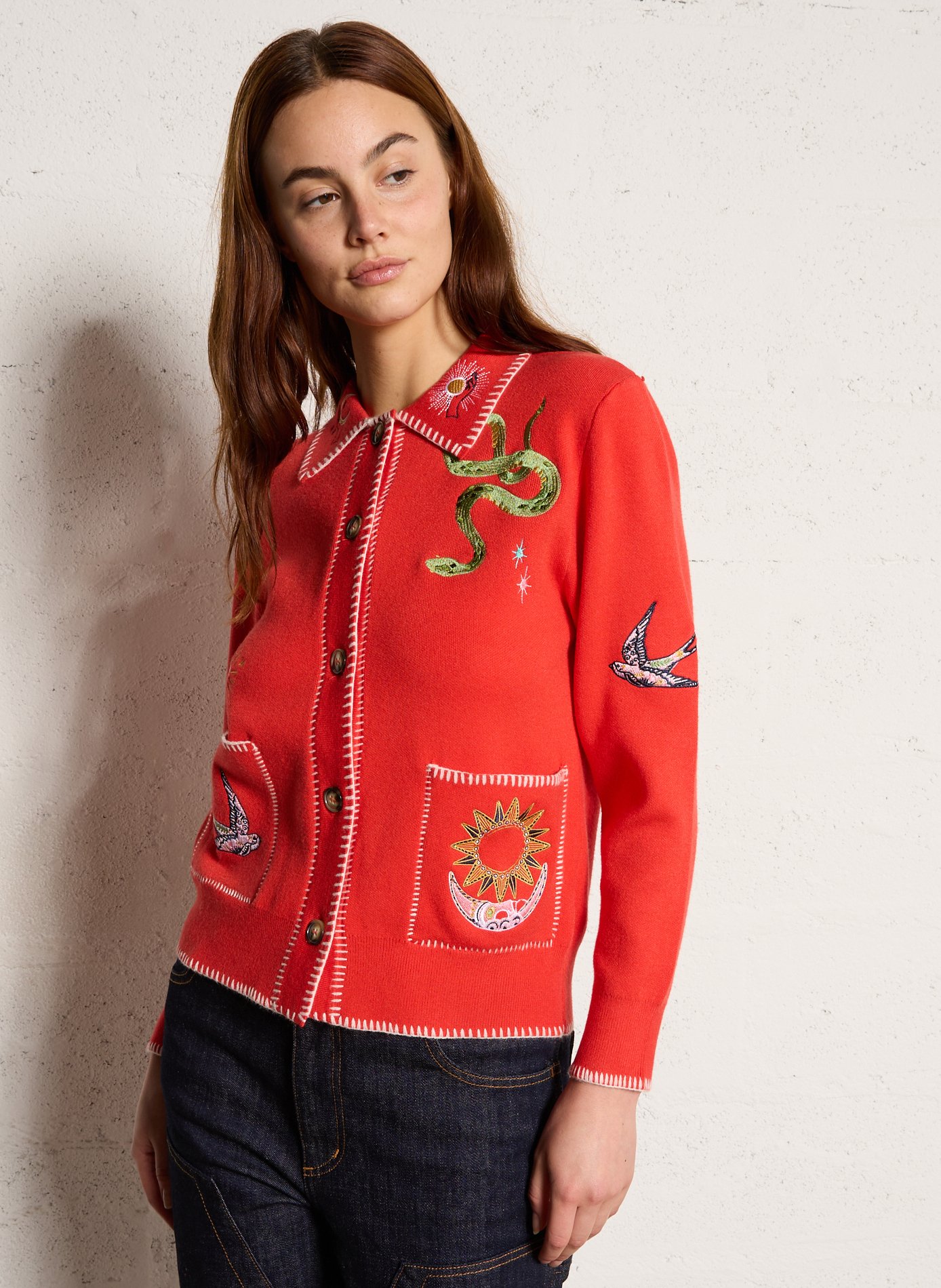 Rechte cardigan met klassieke kraag en borduursel. NEVER FULLY DRESSED Rood