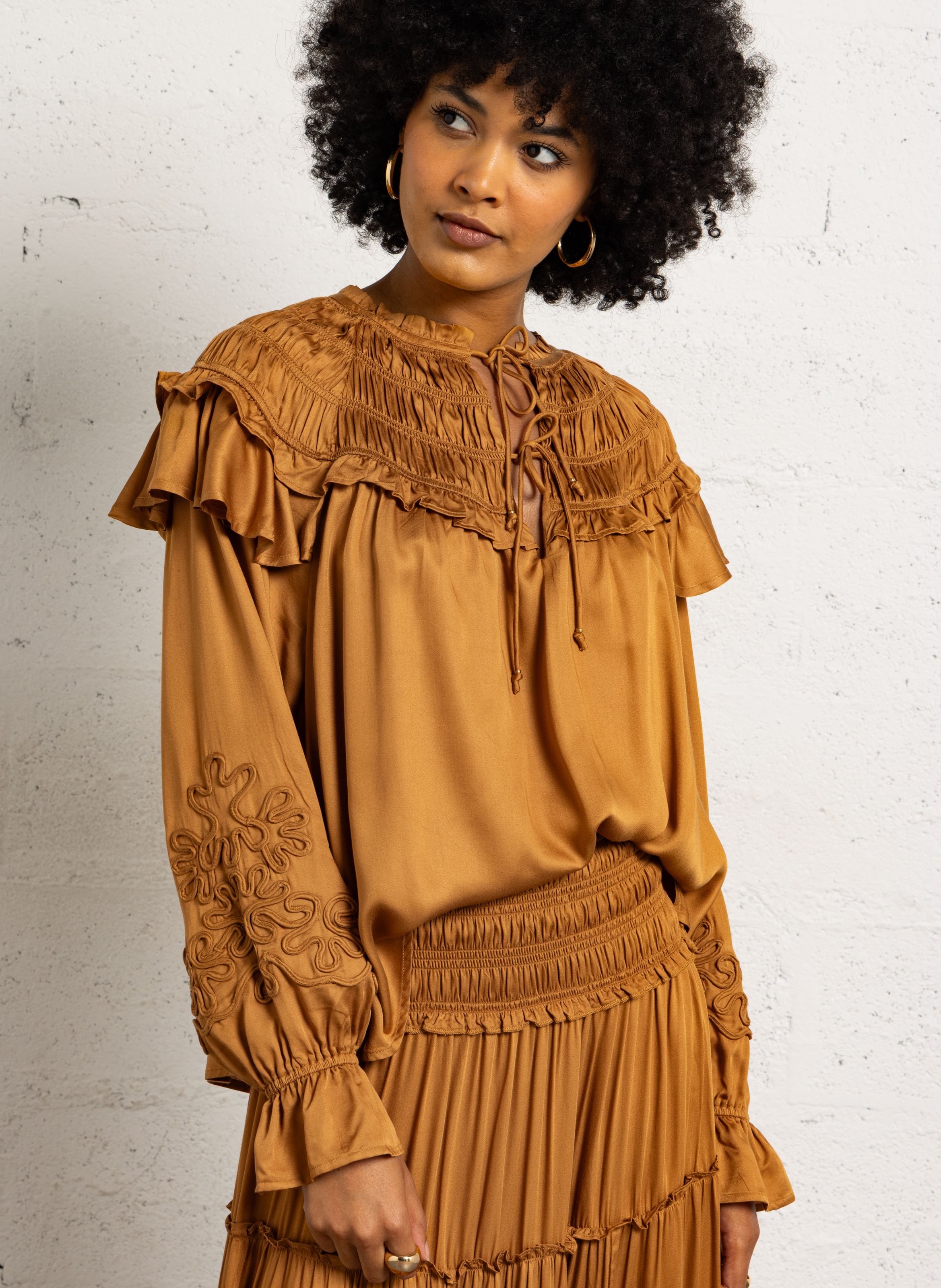 Weit geschnittene Henley-Bluse LOUISE MISHA Braun