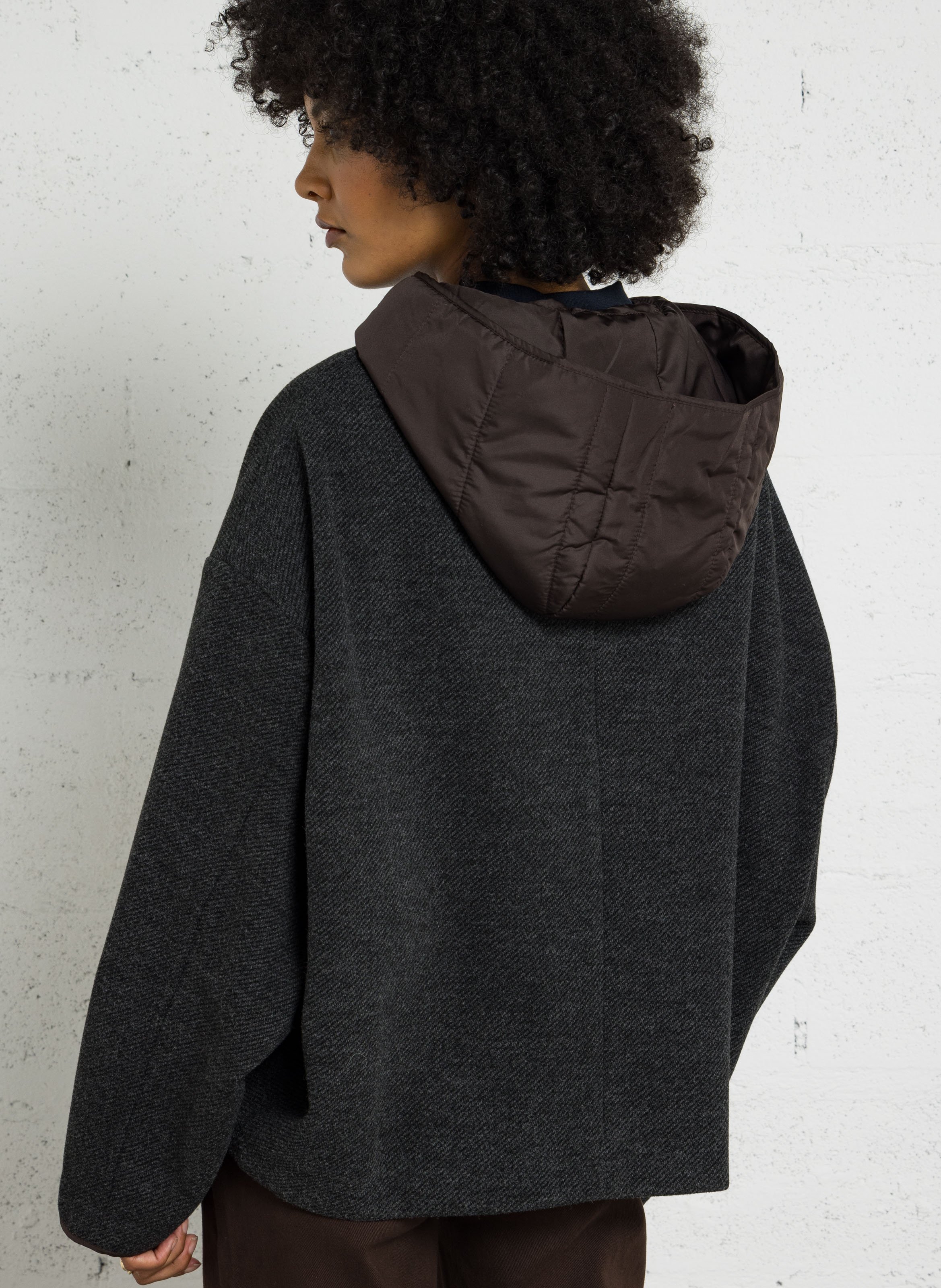 Weit geschnittene Jacke mit Rundhalsausschnitt und Kapuze TINSELS Silber