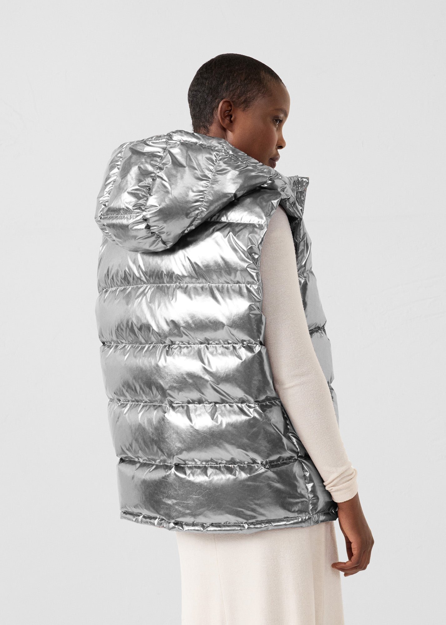 Sleeveless puffer jacket with metallic clasp for extreme cold. JOTT Grey