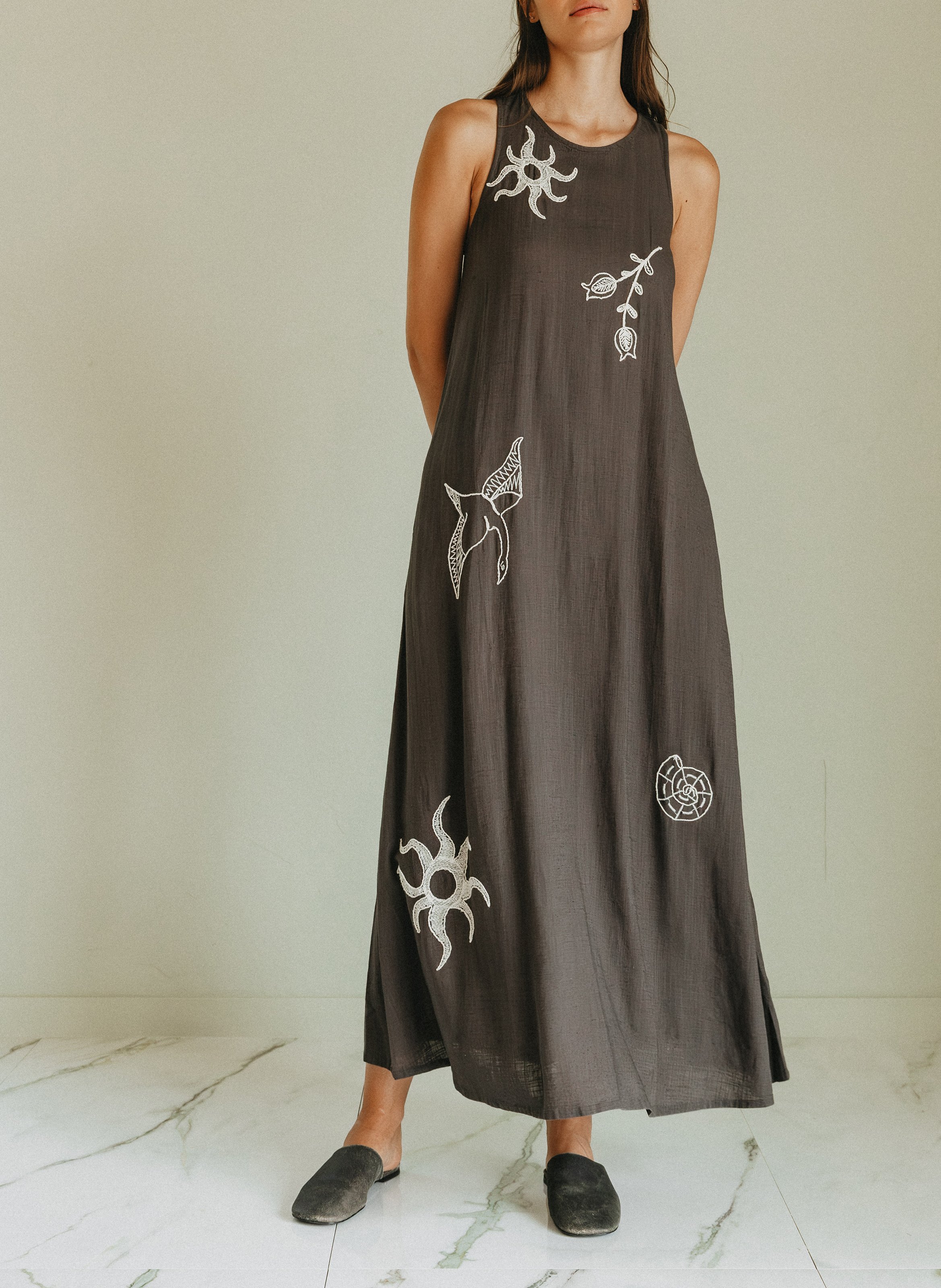 Langes Kleid mit Rundhalsausschnitt INDI & COLD Grau