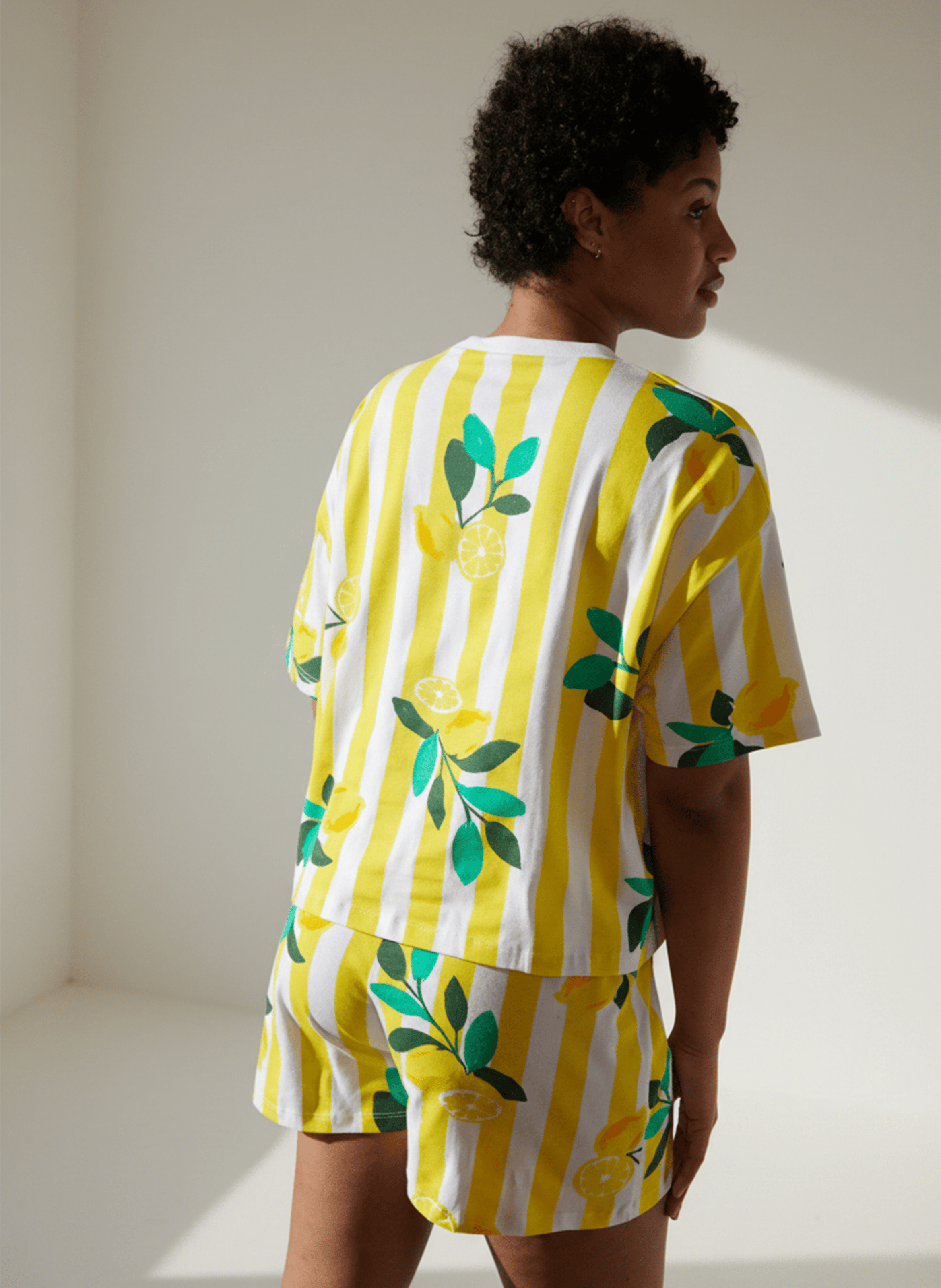 Pyjama-Shorts im Oversize-Schnitt mit Print WE ARE JOLIES Gelb