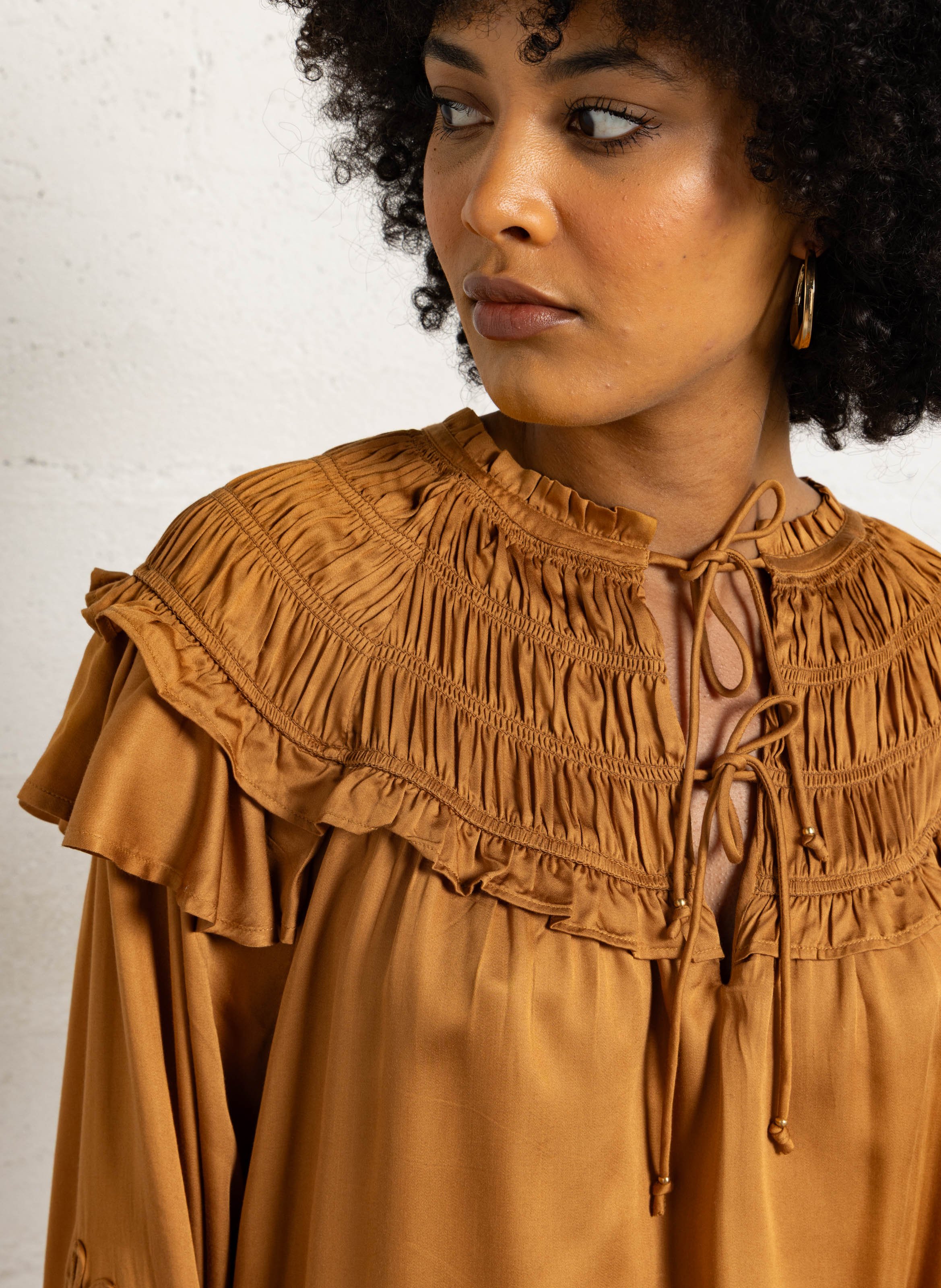 Weit geschnittene Henley-Bluse LOUISE MISHA Braun
