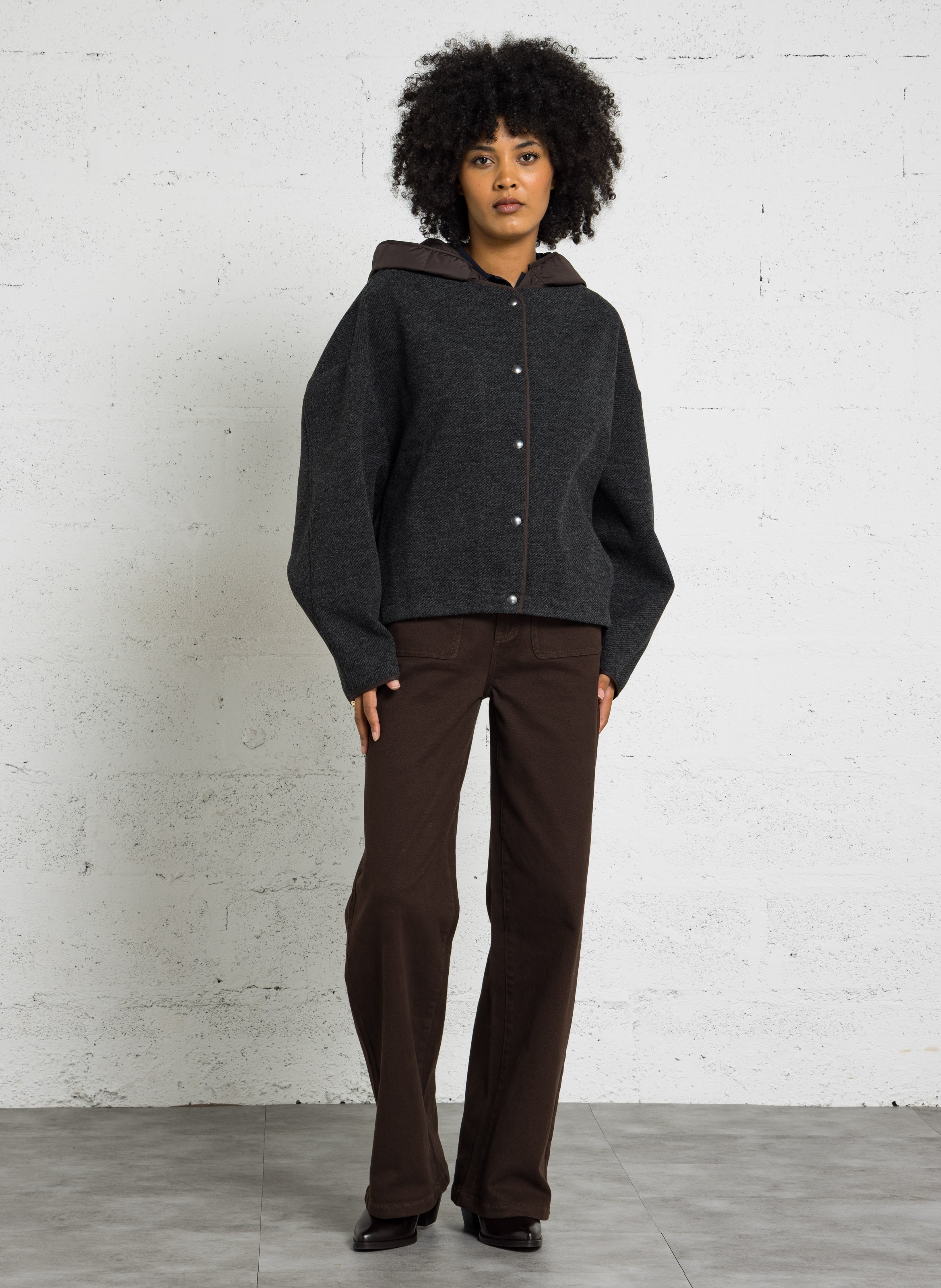 Weit geschnittene Jacke mit Rundhalsausschnitt und Kapuze TINSELS Silber