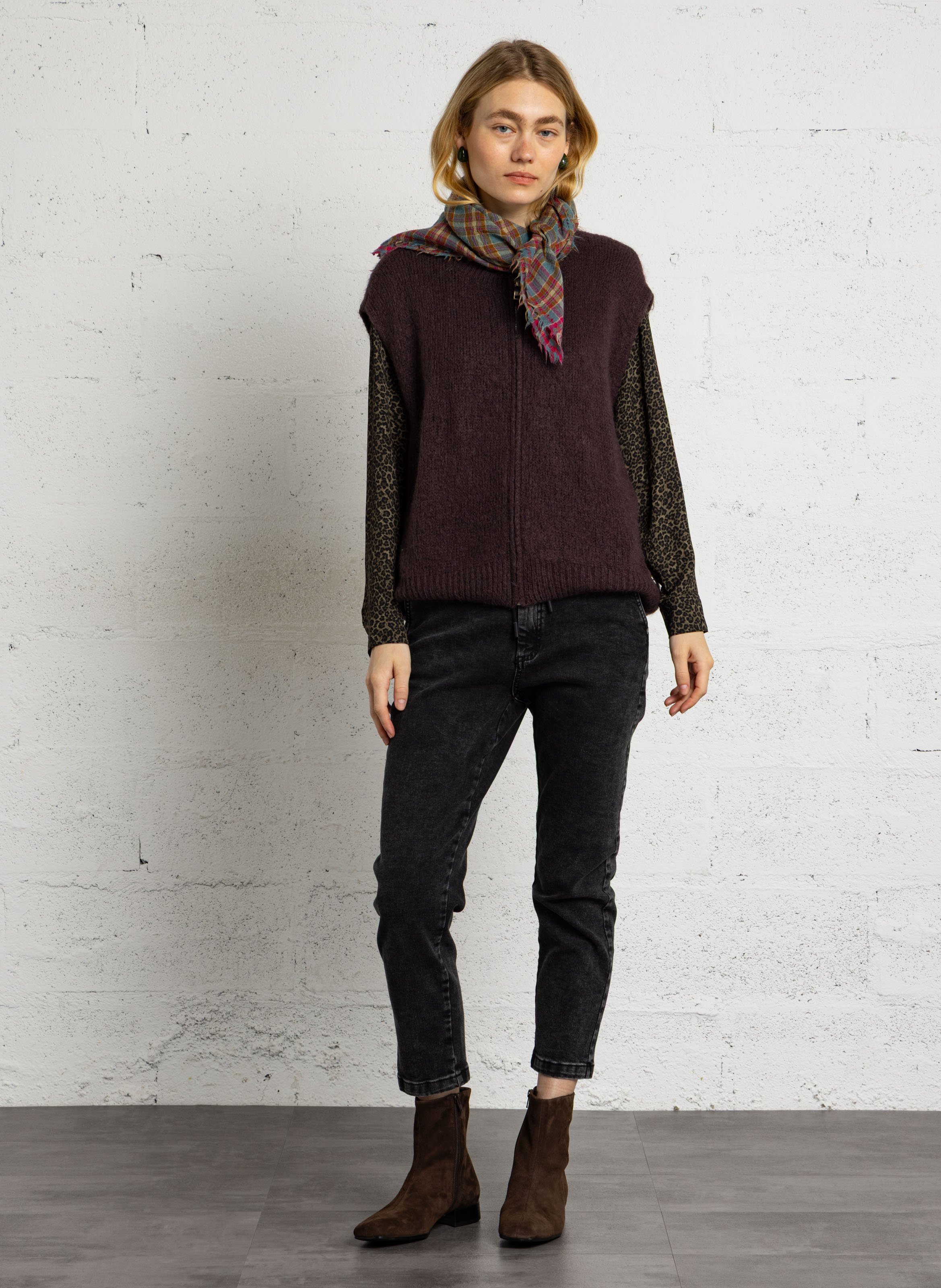 Plain zip-up sleeveless cardigan PLEASE Brown