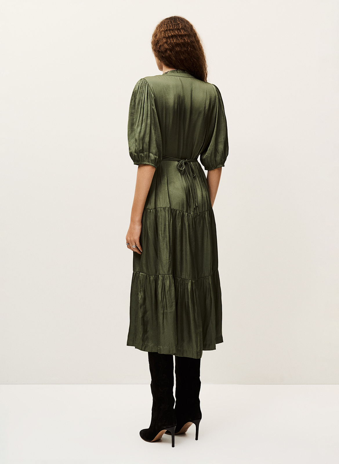 Lang gerimpelde lange jurk met een tuniek kraag in satijn BA&SH Kaki