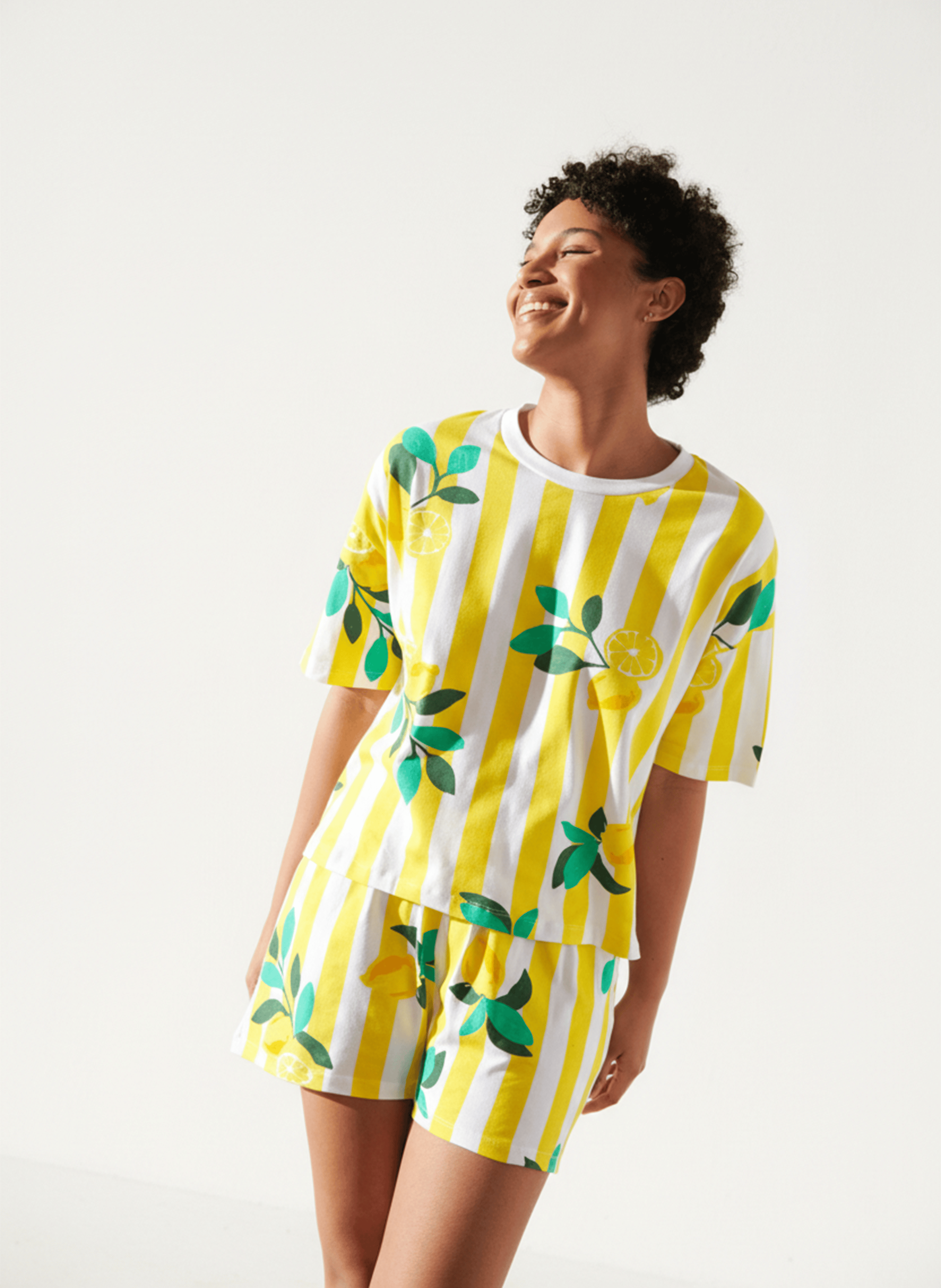 Pyjama-Shorts im Oversize-Schnitt mit Print WE ARE JOLIES Gelb