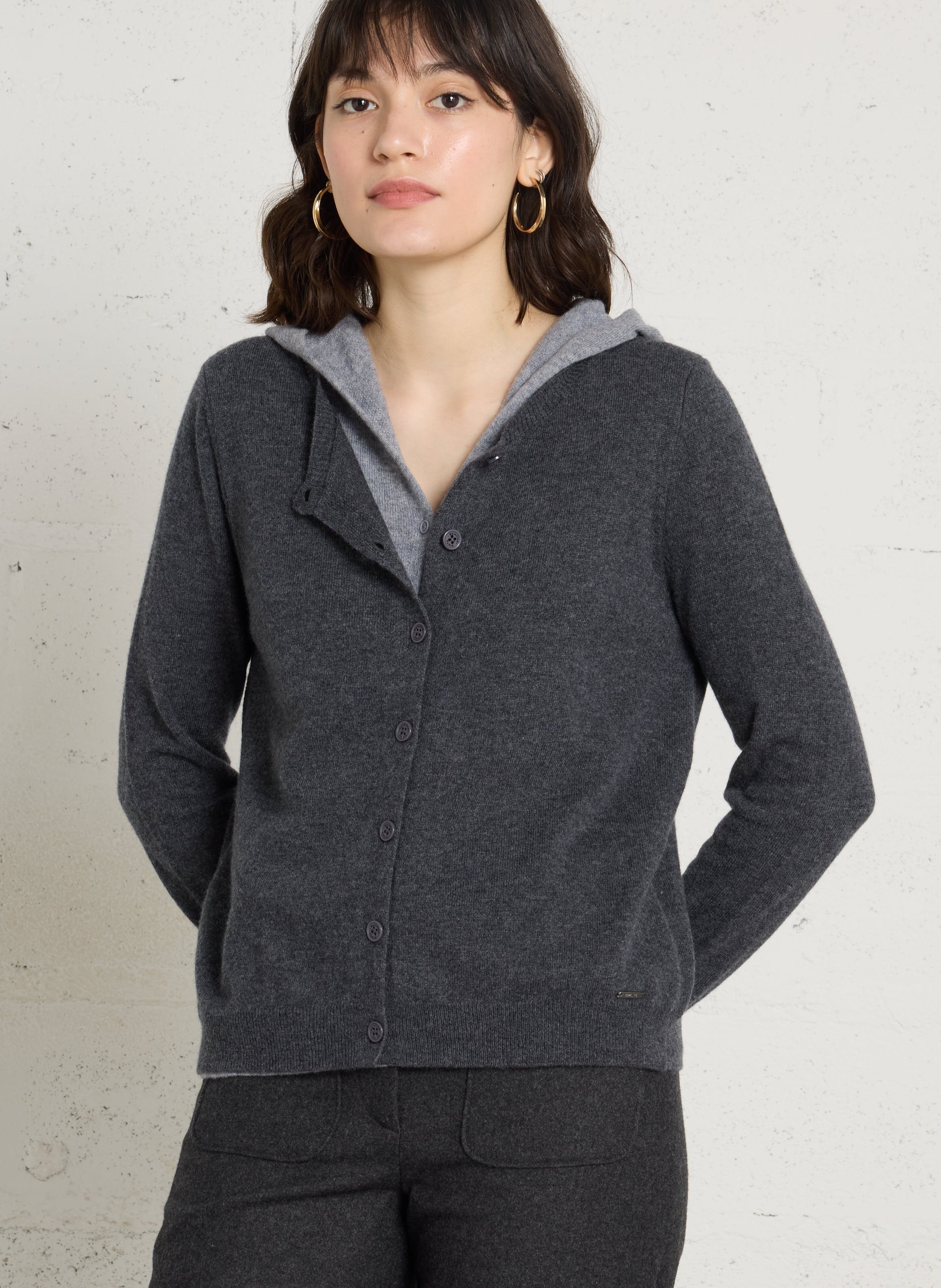 Gerade geschnittene Strickjacke aus Wolle mit überlappendem V-Ausschnitt und Kapuze BERENICE