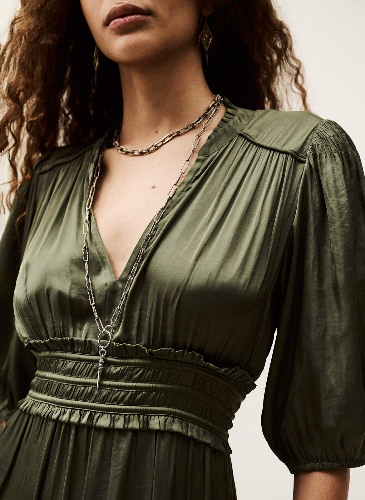 Lang gerimpelde lange jurk met een tuniek kraag in satijn BA&SH Kaki
