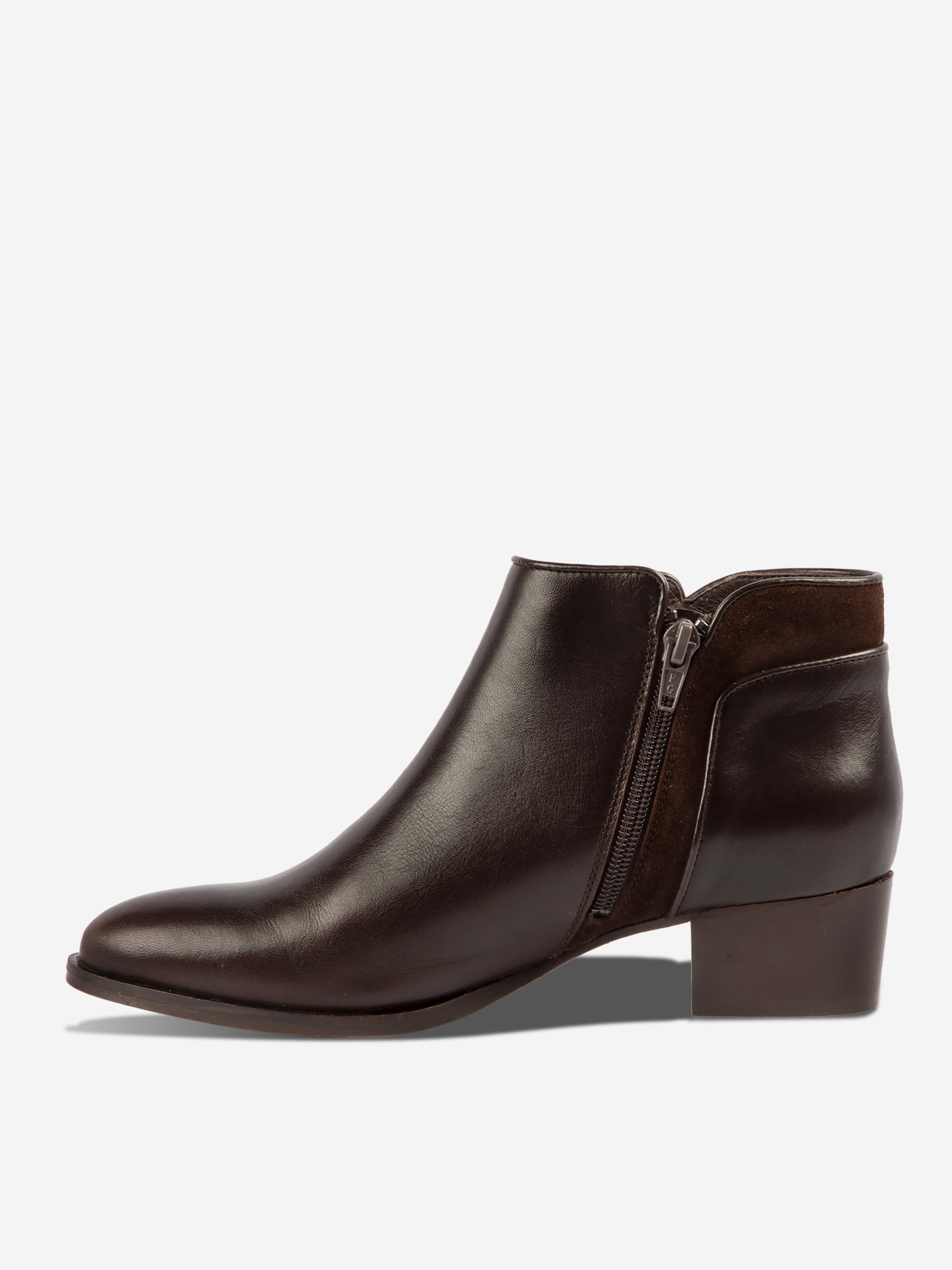 <p>Mid-heel brown leather ankle boots</p> JULES & JENN Brown