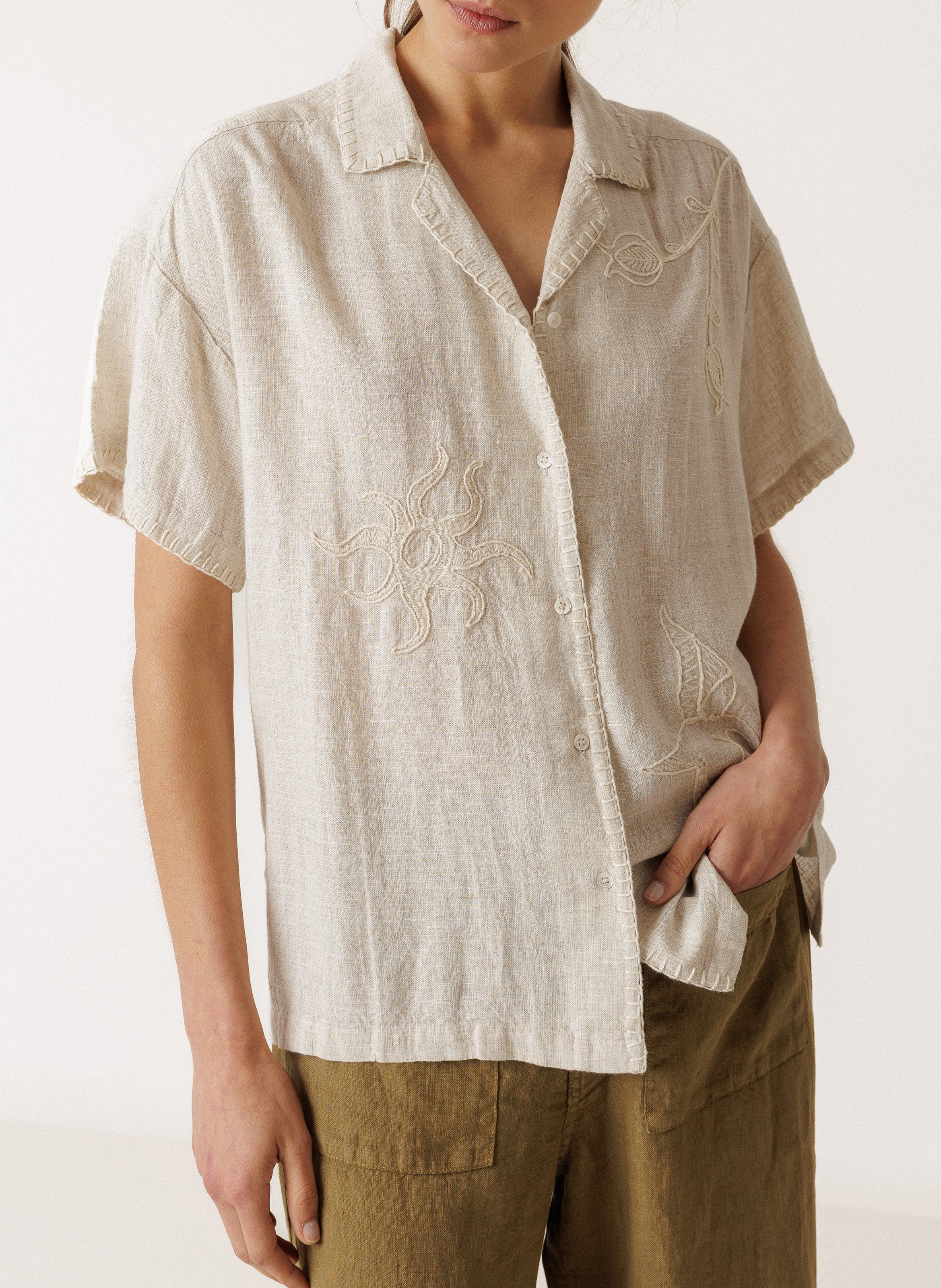 Bedrucktes Hemd mit klassischem Kragen INDI & COLD