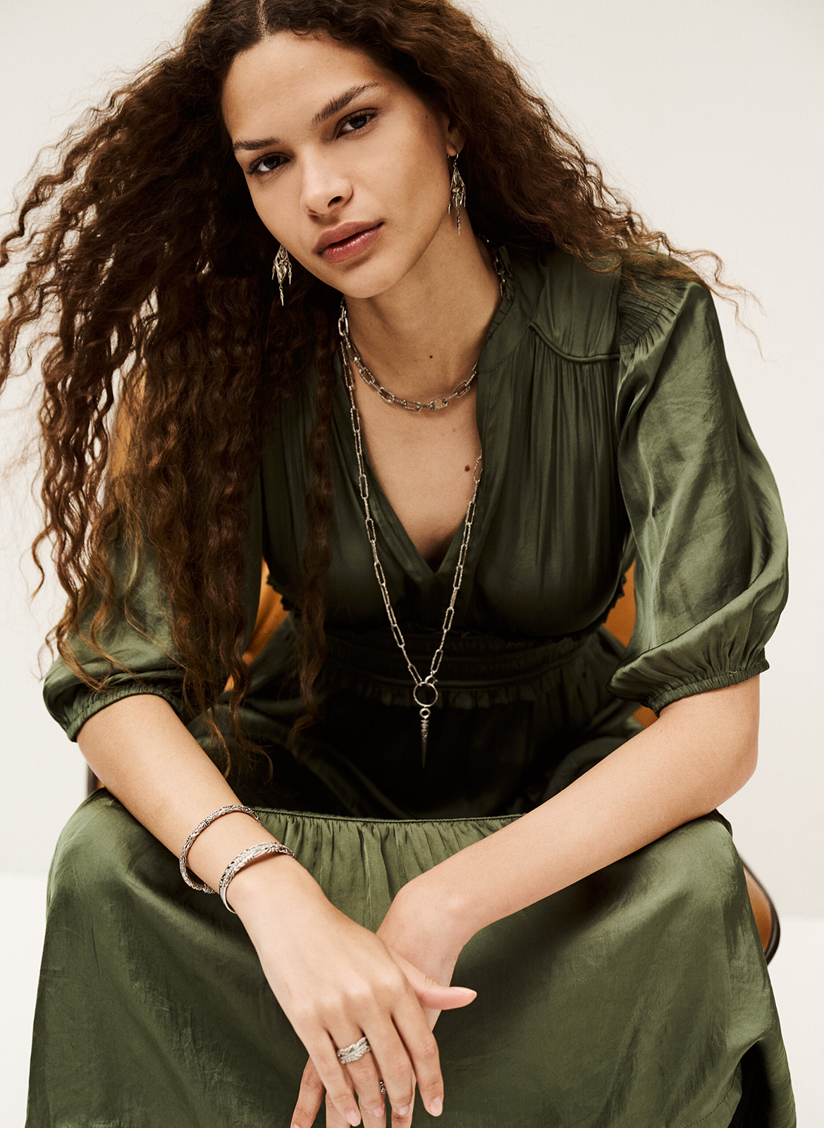 Lang gerimpelde lange jurk met een tuniek kraag in satijn BA&SH Kaki