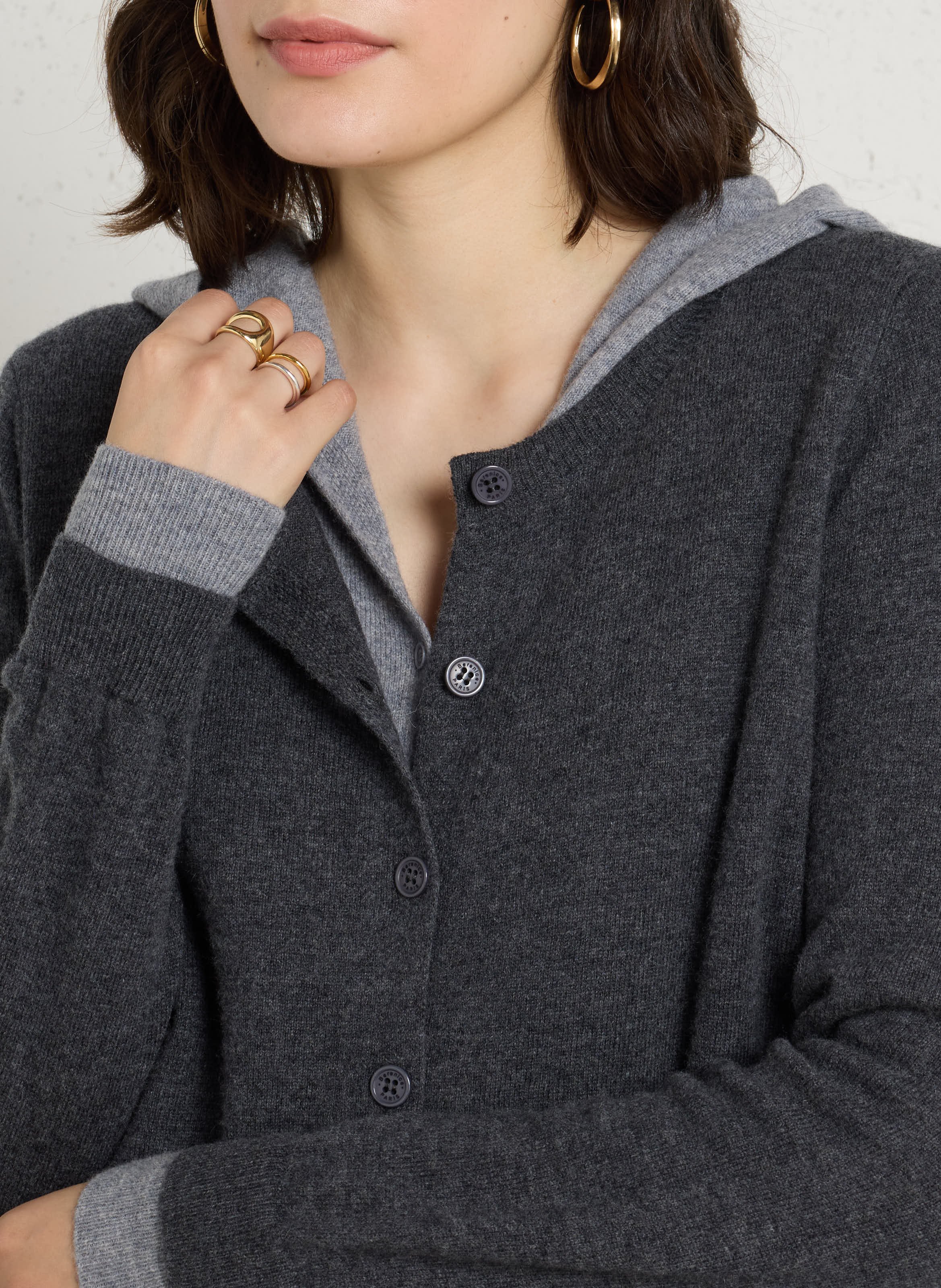 Gerade geschnittene Strickjacke aus Wolle mit überlappendem V-Ausschnitt und Kapuze BERENICE Grau