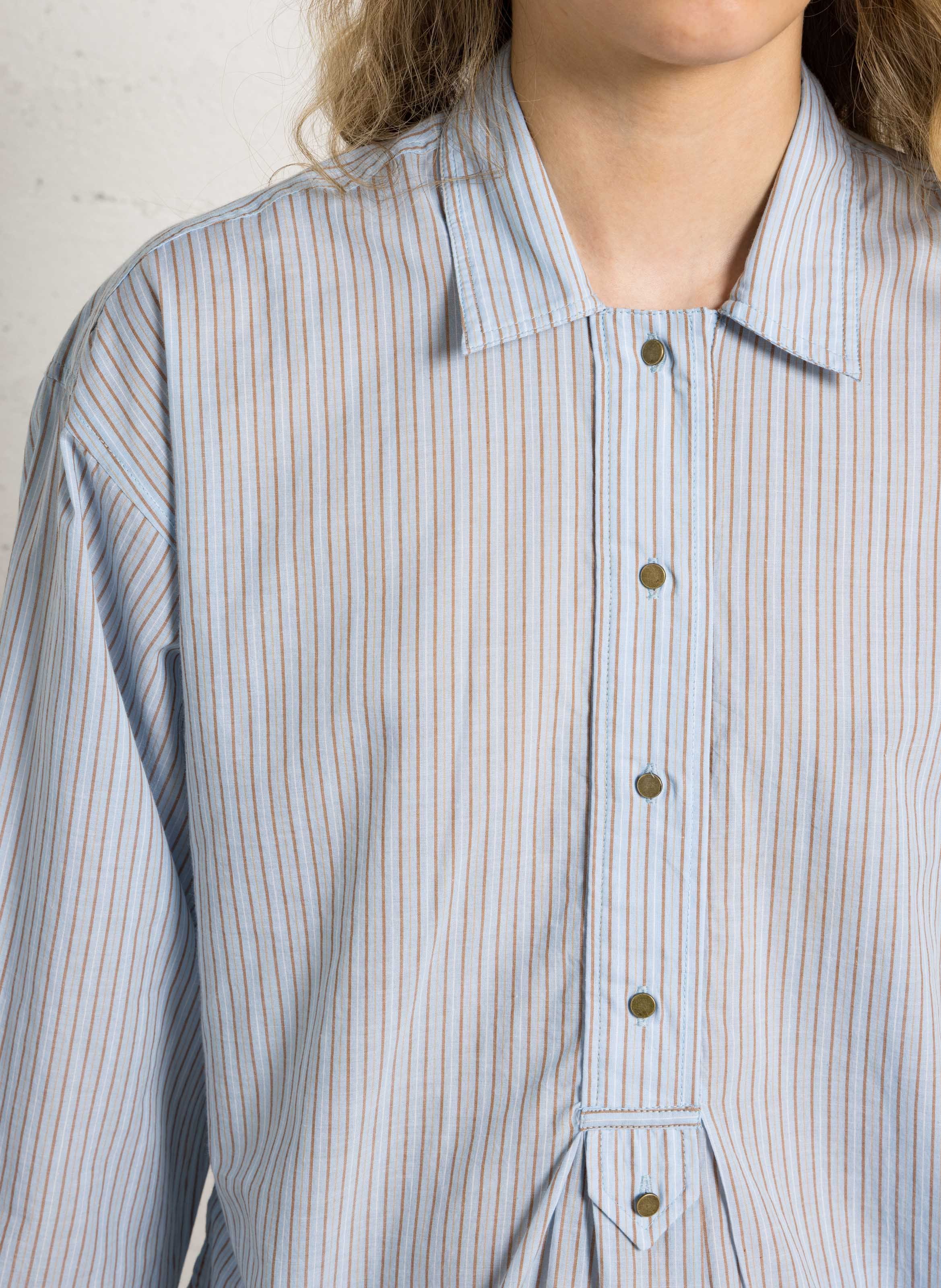 Weite Bluse mit klassischem Kragen aus Bio-Baumwolle LEON & HARPER Blau