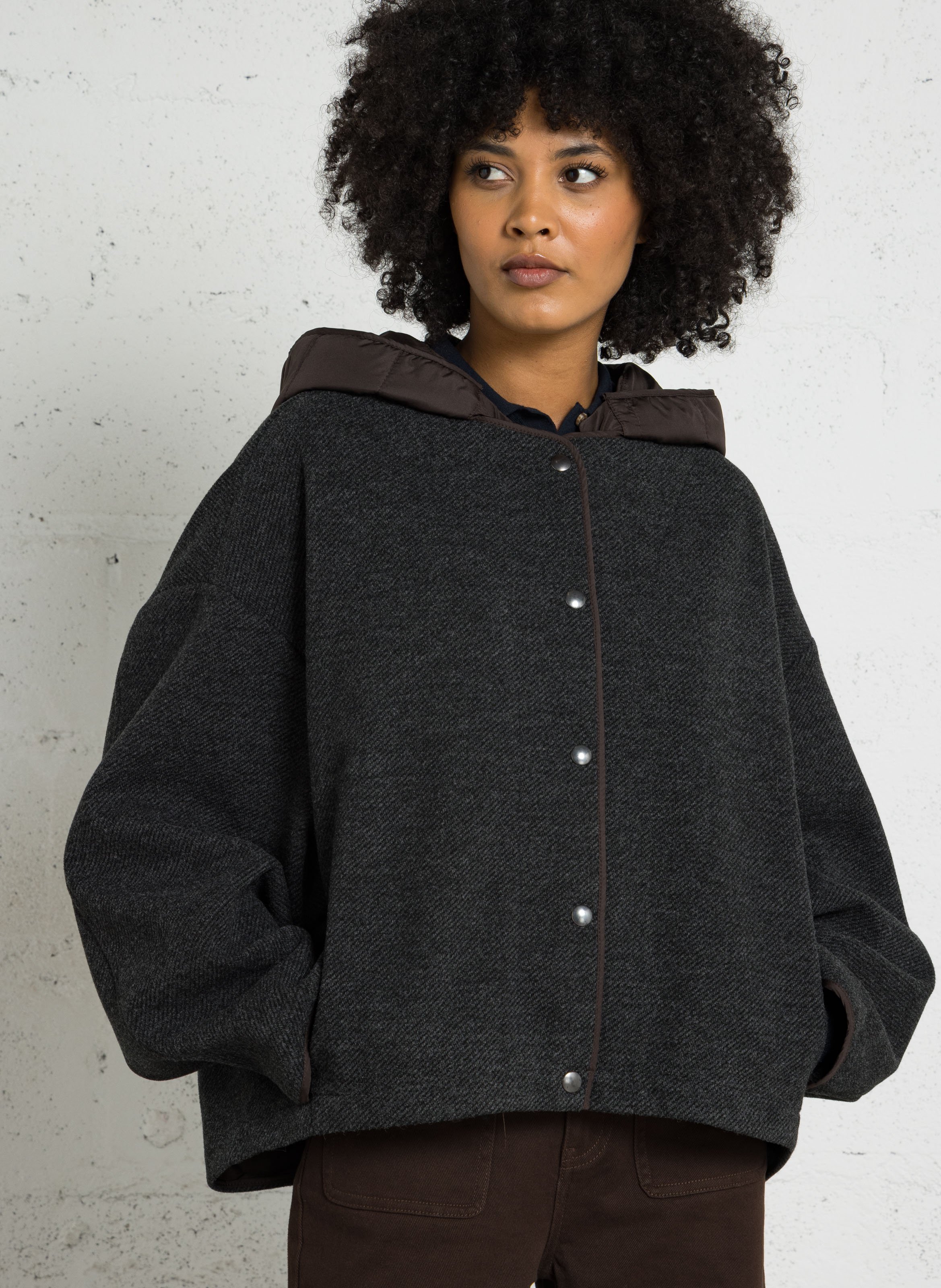Weit geschnittene Jacke mit Rundhalsausschnitt und Kapuze TINSELS Silber