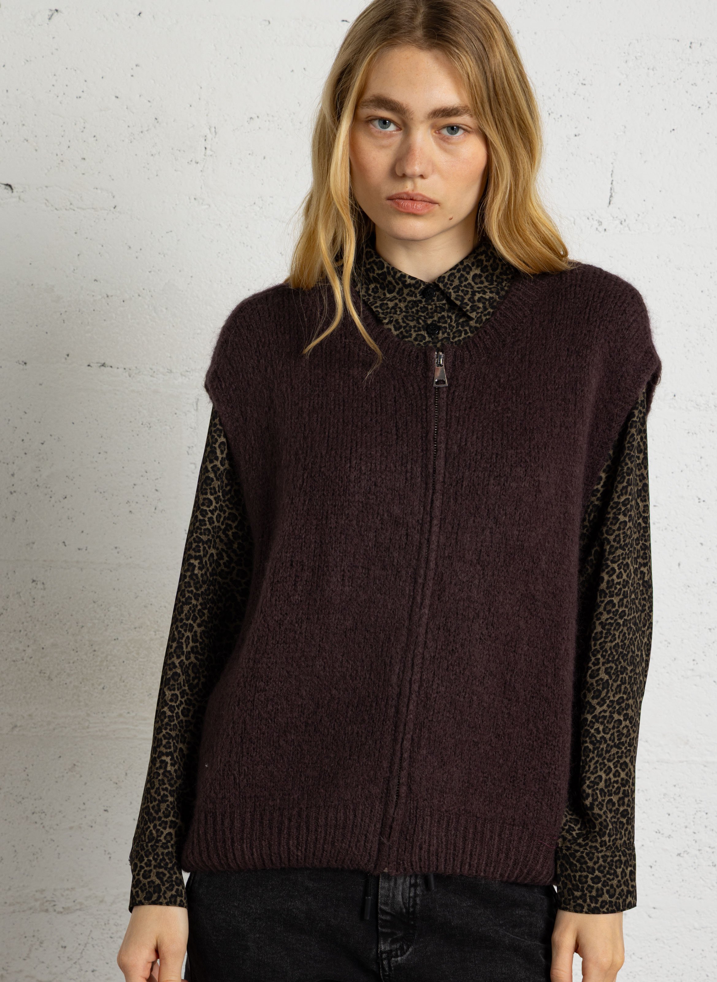 Plain zip-up sleeveless cardigan PLEASE