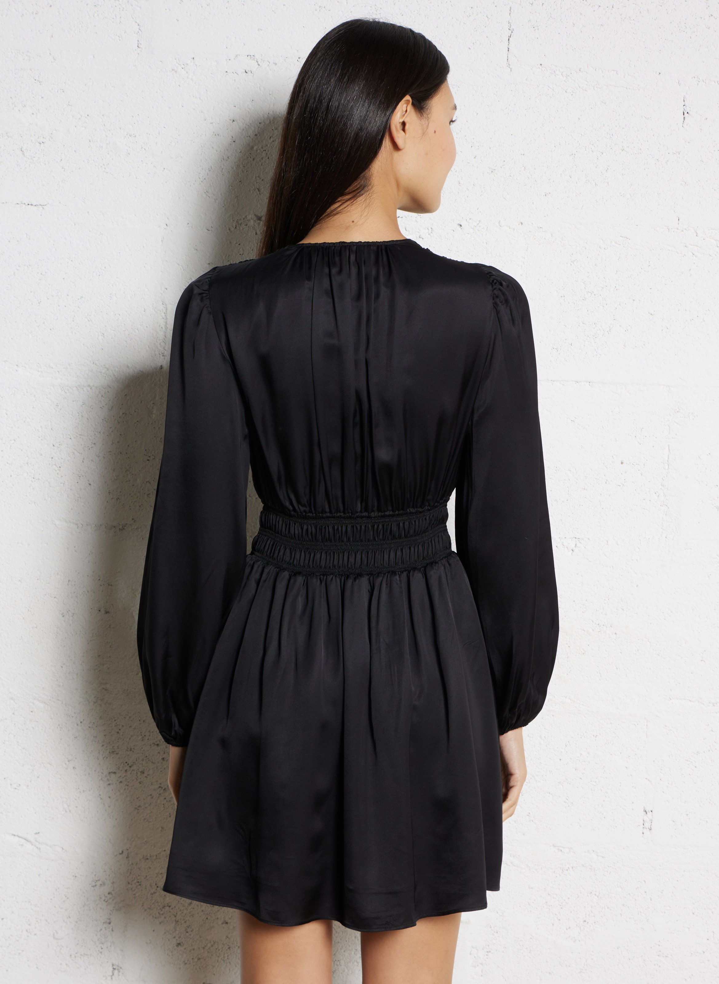 Robe courte cintrée col V en satin BERENICE Noir