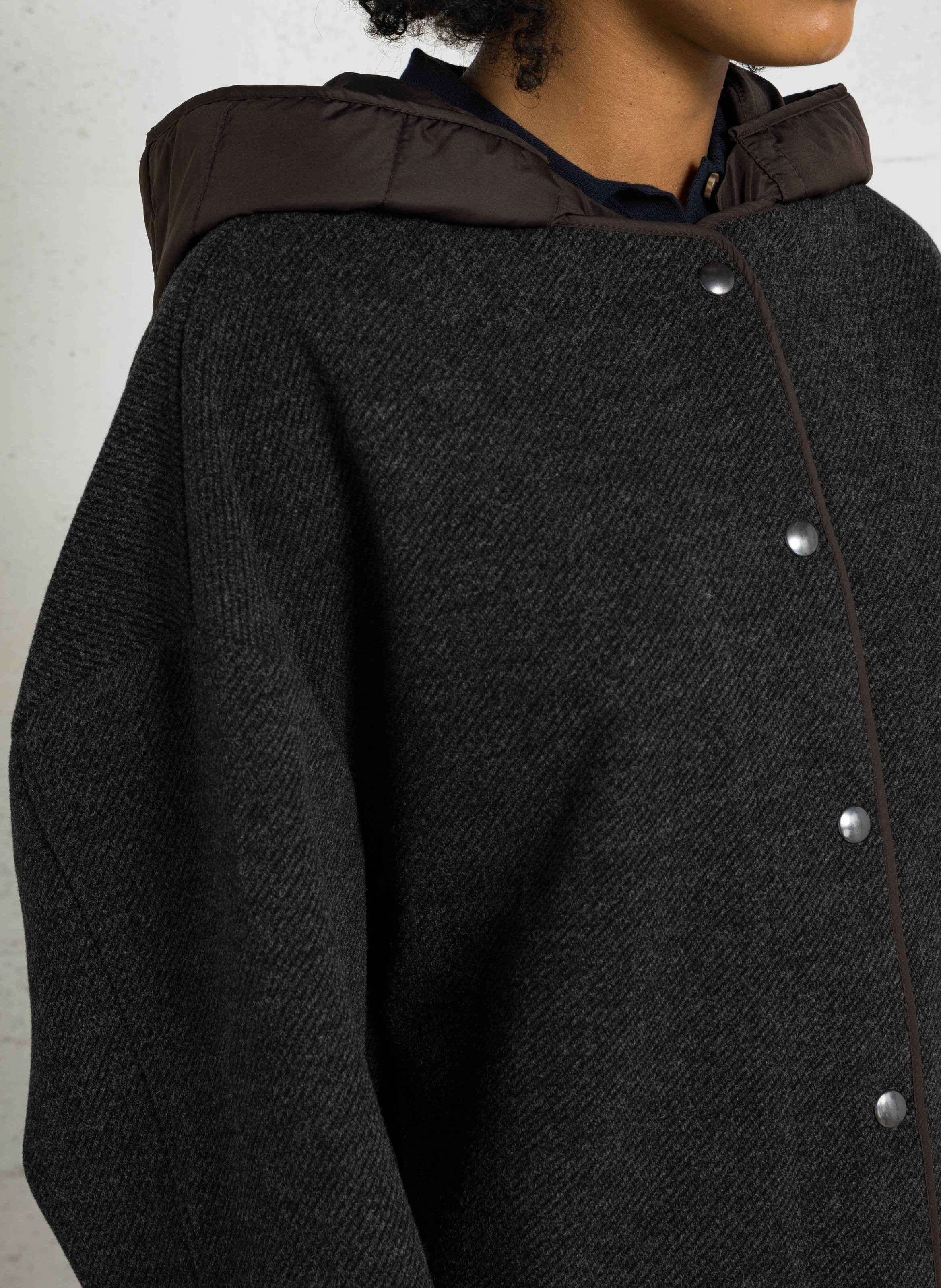 Weit geschnittene Jacke mit Rundhalsausschnitt und Kapuze TINSELS Silber