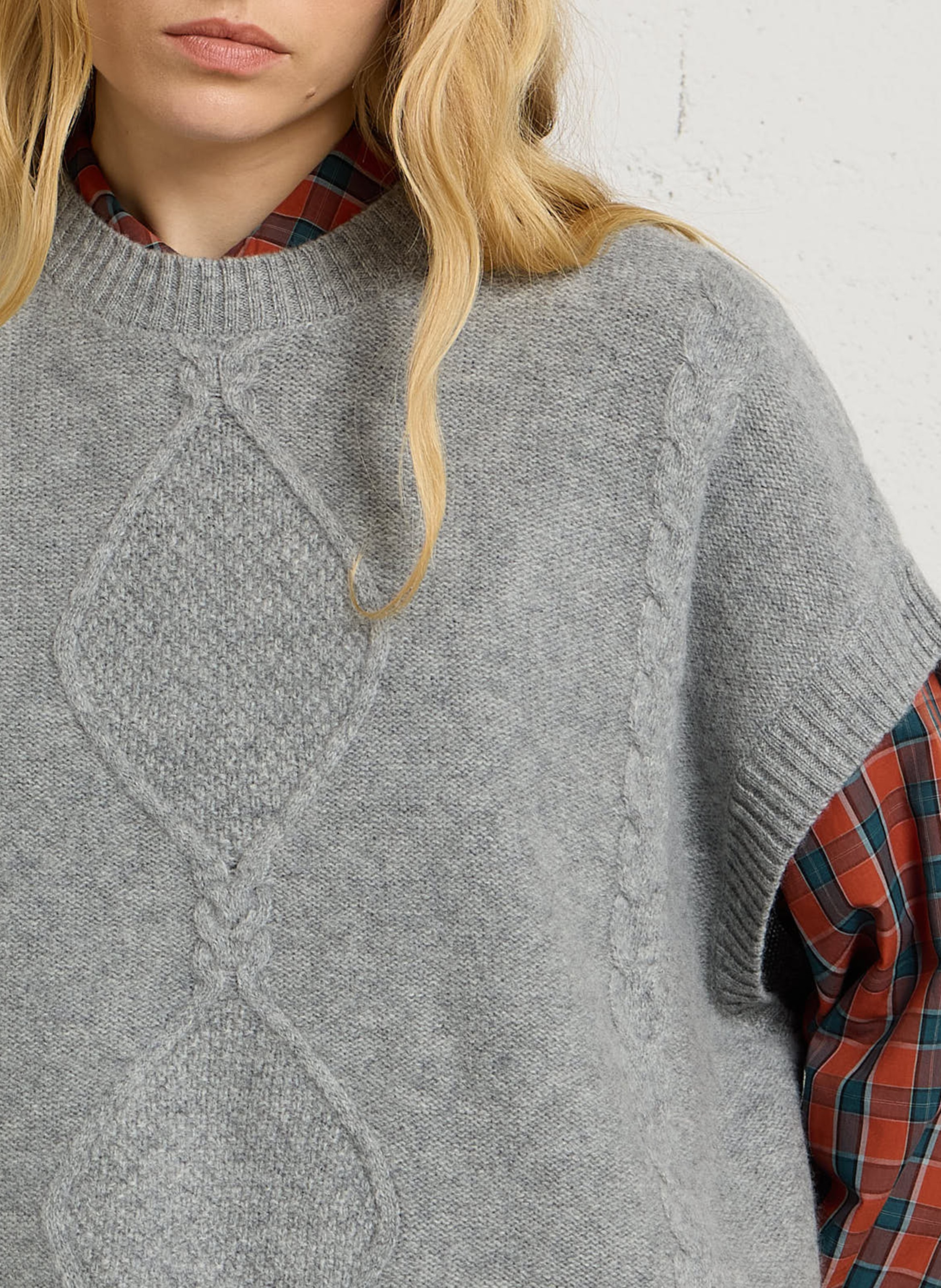 Ärmellose Wollstrickjacke mit verdrehtem Muster BELLA JONES Grau