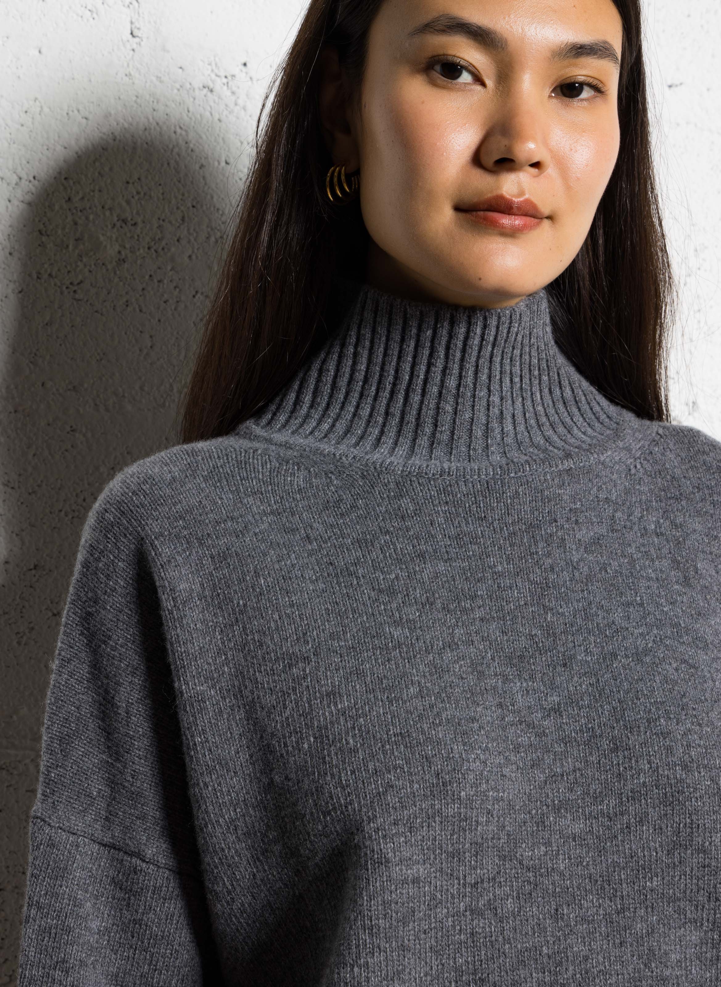 Roll-neck wool sweater Black
