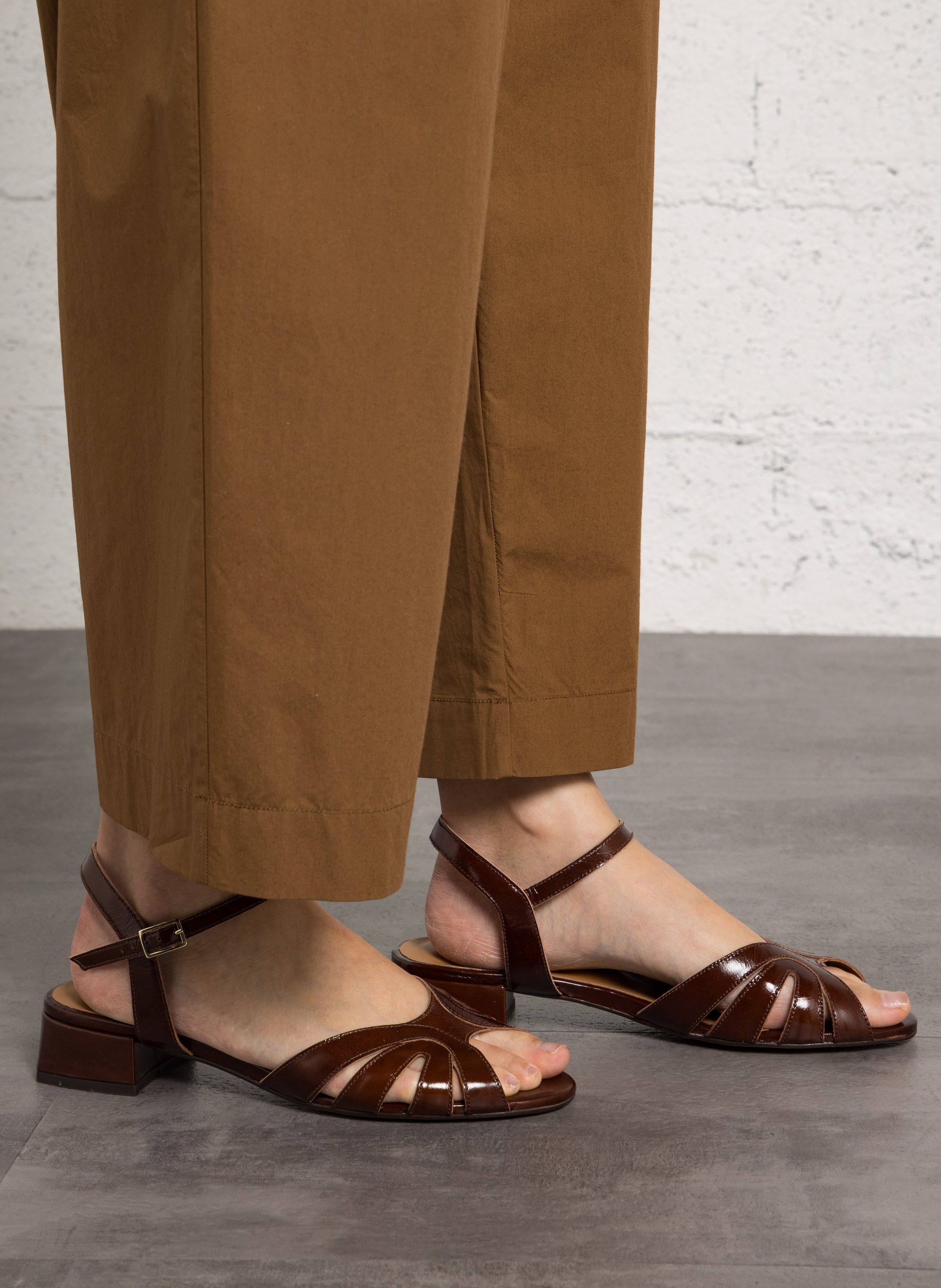 Flache Ledersandalen mit Riemchen MELLOW YELLOW Braun