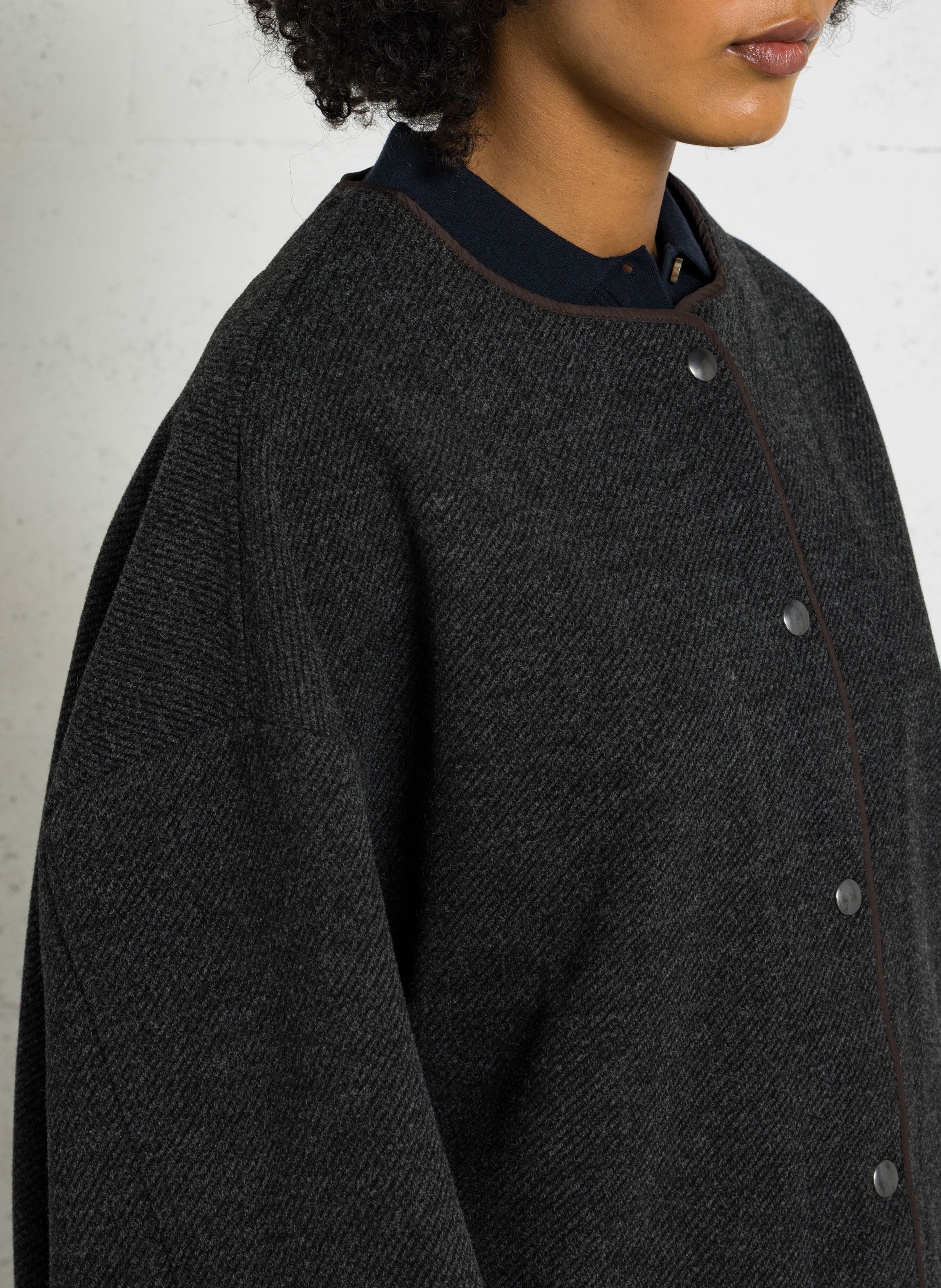 Weit geschnittene Jacke mit Rundhalsausschnitt und Kapuze TINSELS Silber