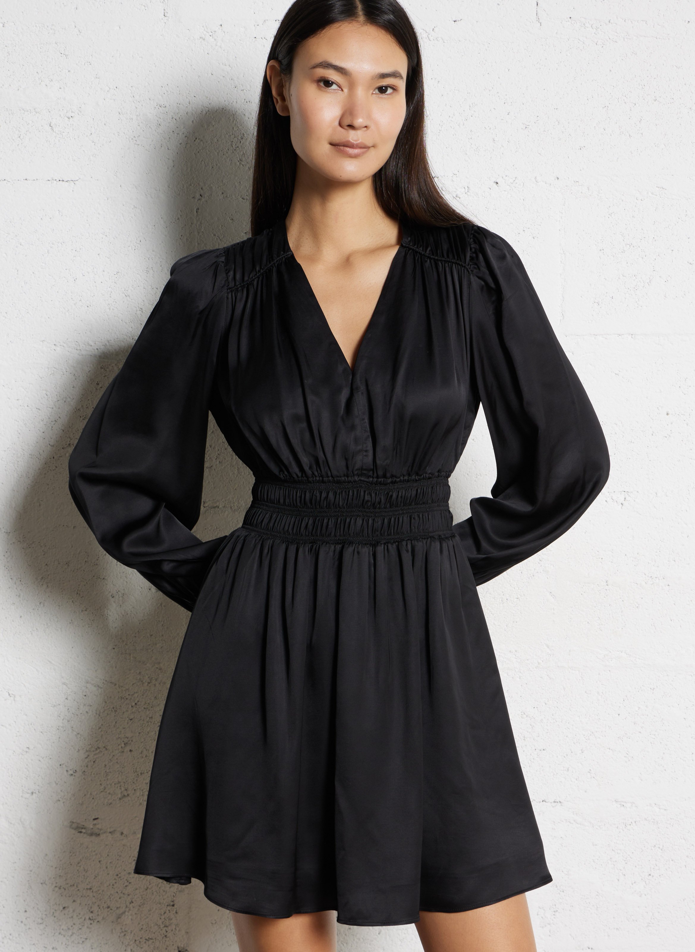 Kurzes tailliertes Satinkleid mit V-Ausschnitt BERENICE