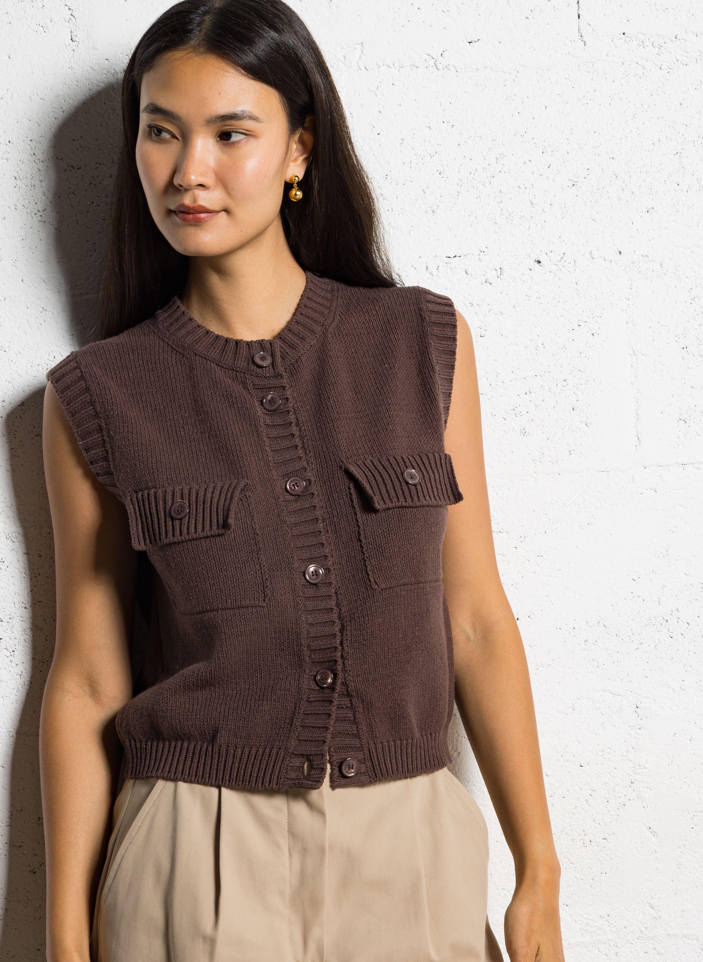 Short buttoned knitted cardigan Brown