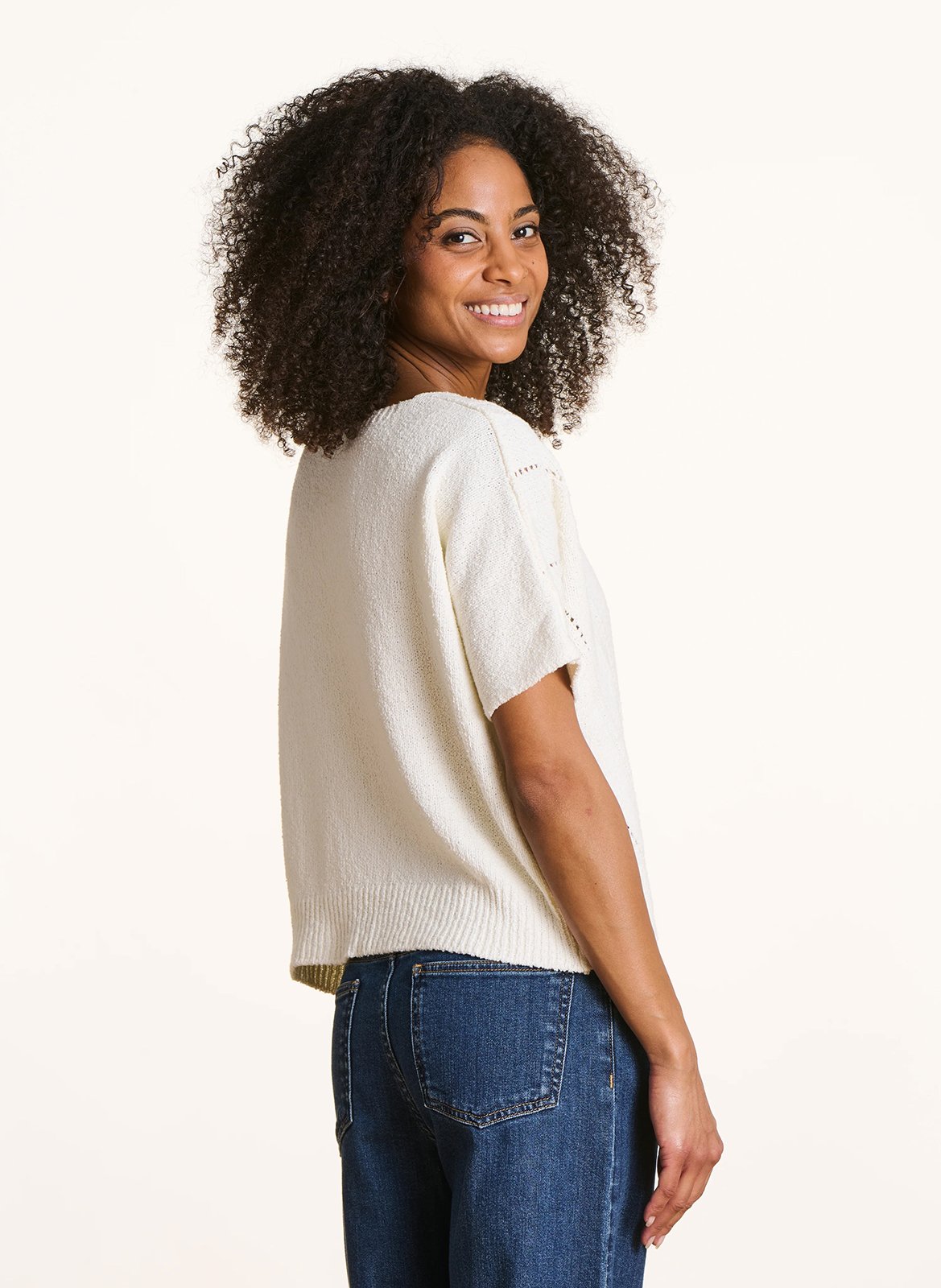 Oversize V-Ausschnitt Pullover aus recycelter Baumwollmischung. LA FEE MARABOUTEE Weiss