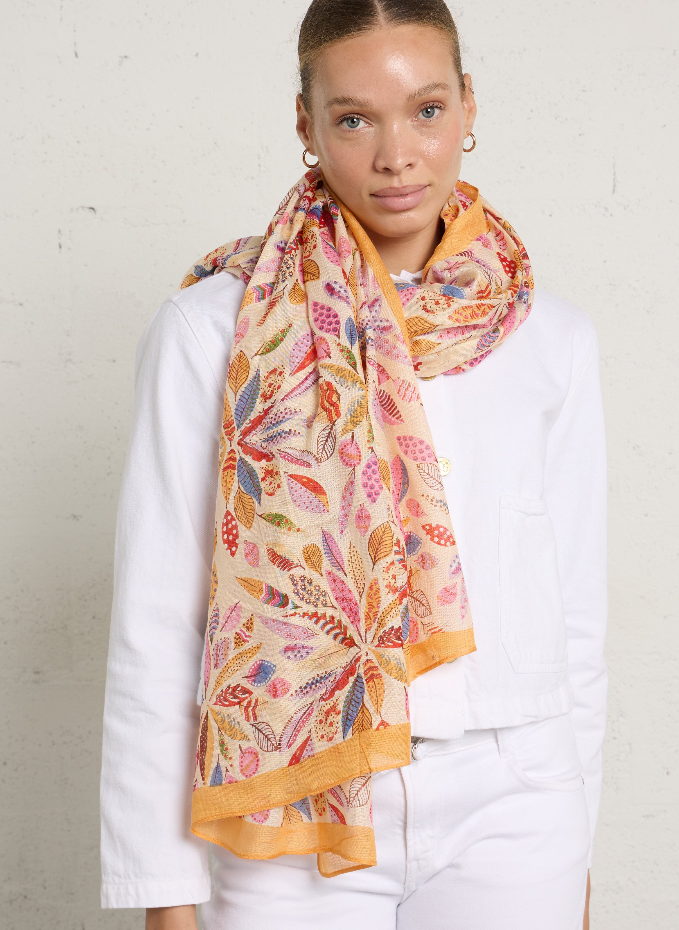 - 86 x 182 cm. AU PRINTEMPS PARIS Orange